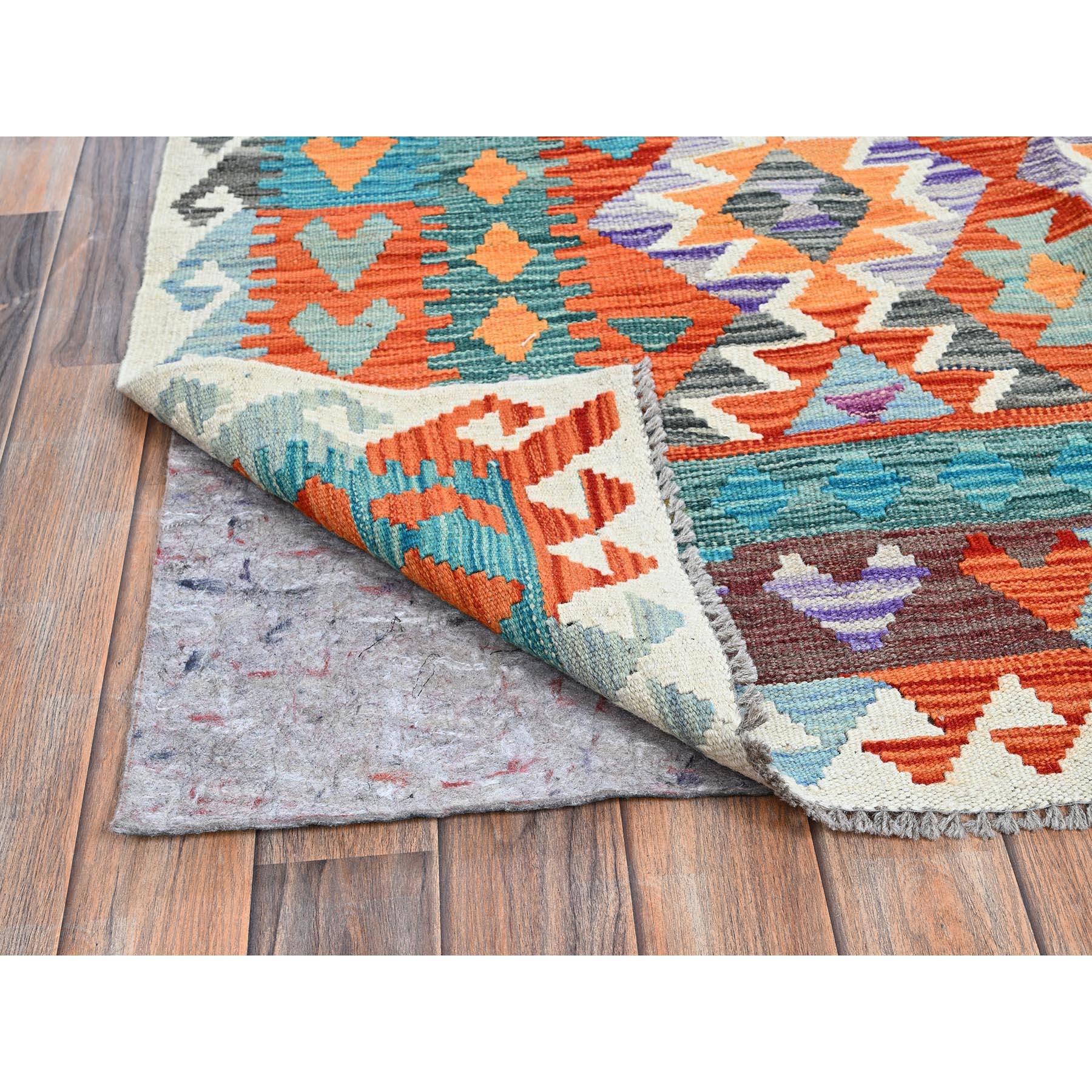 Kilim afgano colorato con motivo geometrico, tinture vegetali, trama piatta, pura lana, tessuto a mano, reversibile, tappeto orientale
Materiali primari: Lana
Lattice: No Pile 
altezza: 0,25 pollici
Stile: Tradizionale
Colore primario: Multi
Colori