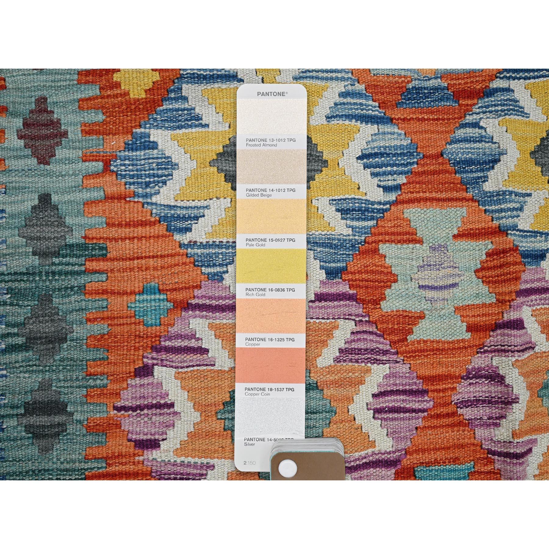 Afghano Rug & Kilim afghano colorato con motivi geometrici, tessuto a mano e a trama piatta in vendita