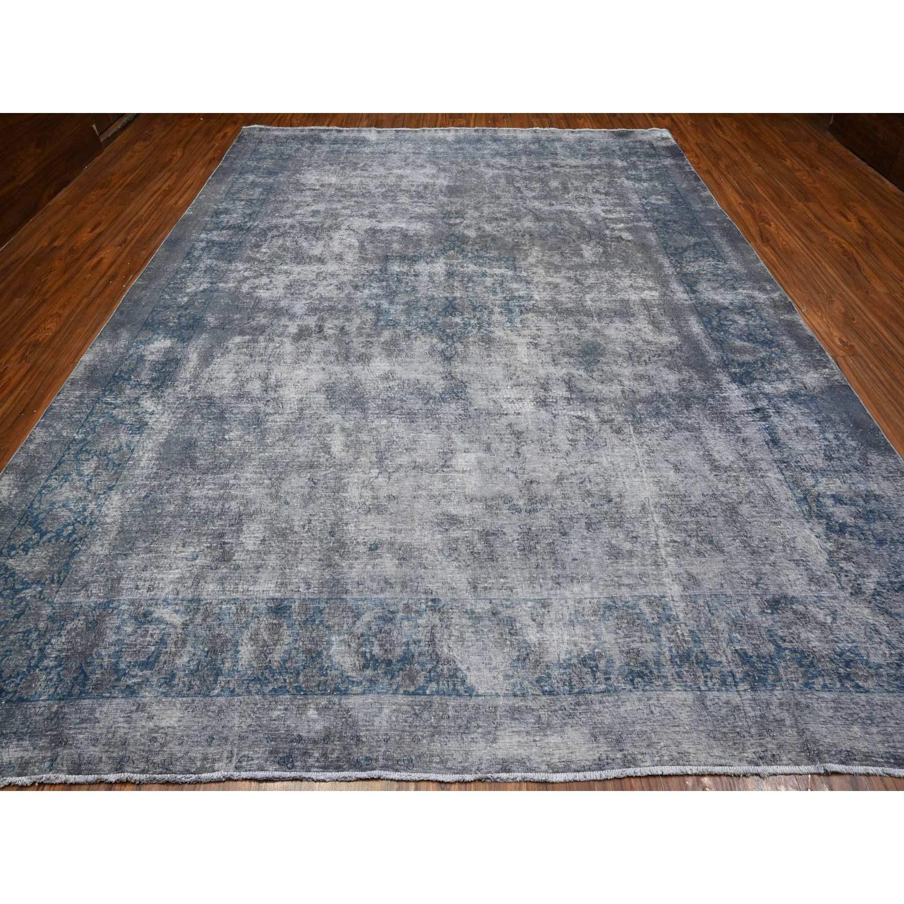 Dies ist eine wirklich echte one-of-a-kind Vintage Zoroastrian Karman, handgeknüpft, reine Wolle, Orientteppich. Es wurde monatelang von erfahrenen Kunsthandwerkern in jahrhundertealten Webtechniken geknüpft.
Primäre MATERIALIEN: Wolle
Latex: