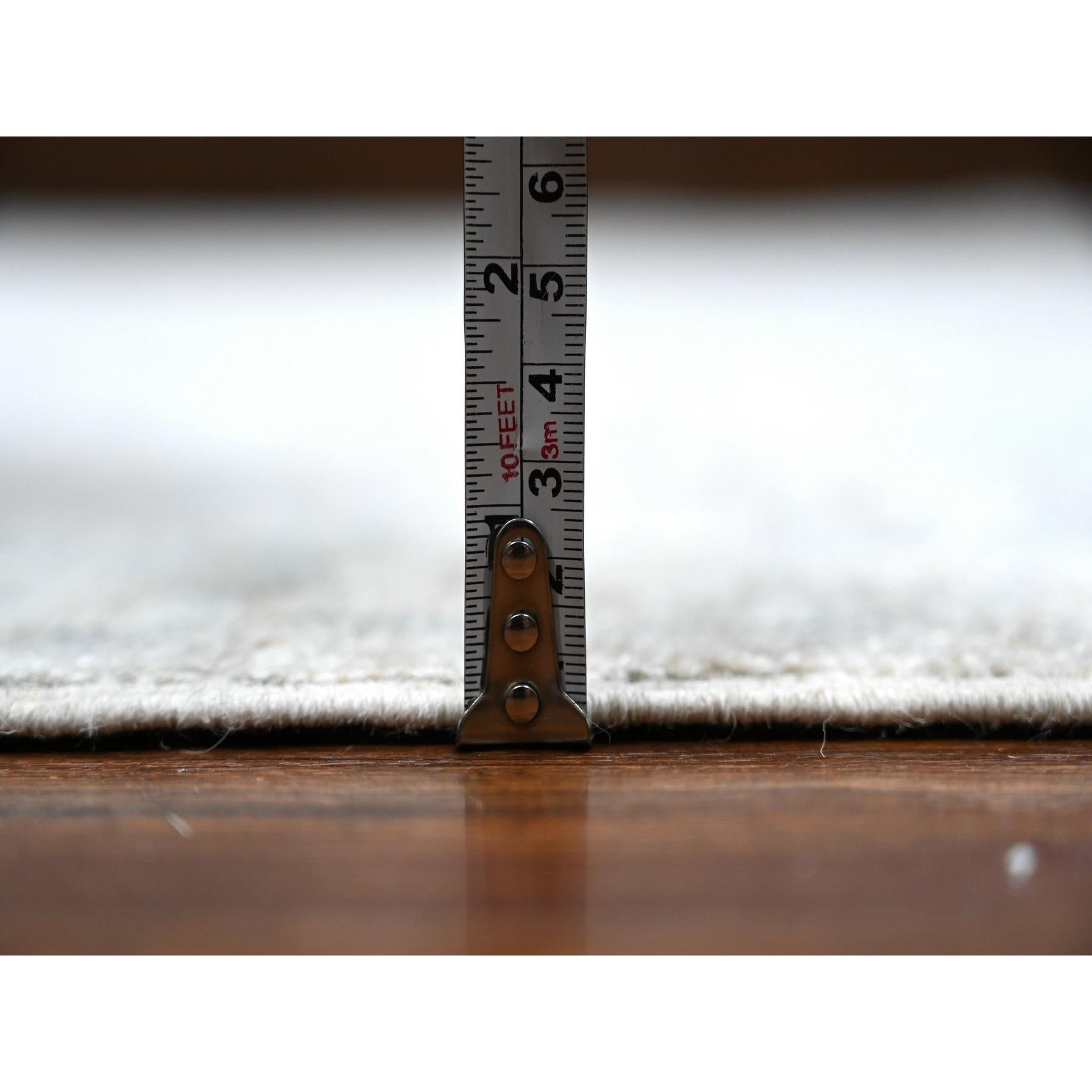 10'x13' Grauer handgeknüpfter, weiß gewaschener, feiner orientalischer Peshawar-Teppich aus Samt und Wolle in Grau im Angebot 3