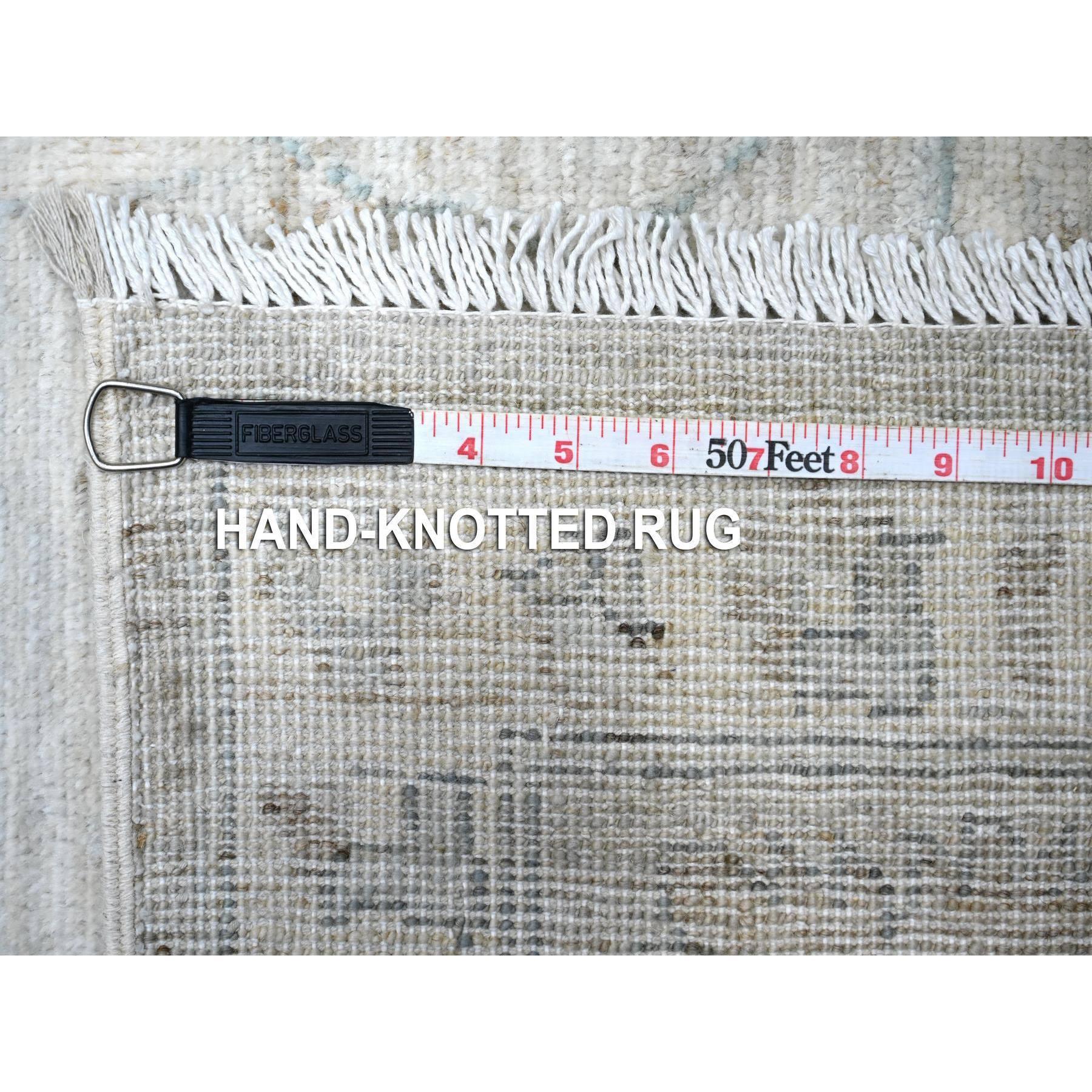 10'x13' Grauer handgeknüpfter, weiß gewaschener, feiner orientalischer Peshawar-Teppich aus Samt und Wolle in Grau im Angebot 4