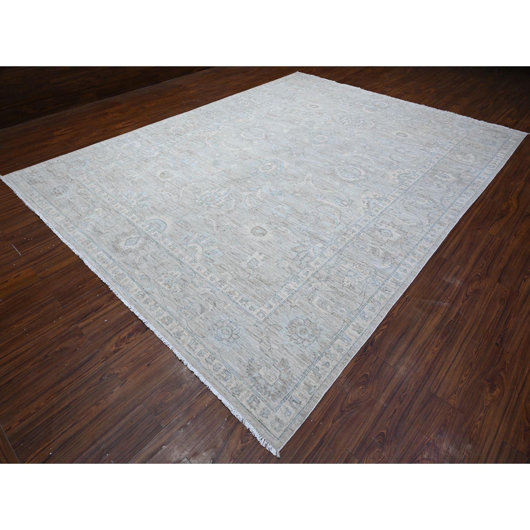 10'x13' Grauer handgeknüpfter, weiß gewaschener, feiner orientalischer Peshawar-Teppich aus Samt und Wolle in Grau (Oushak) im Angebot