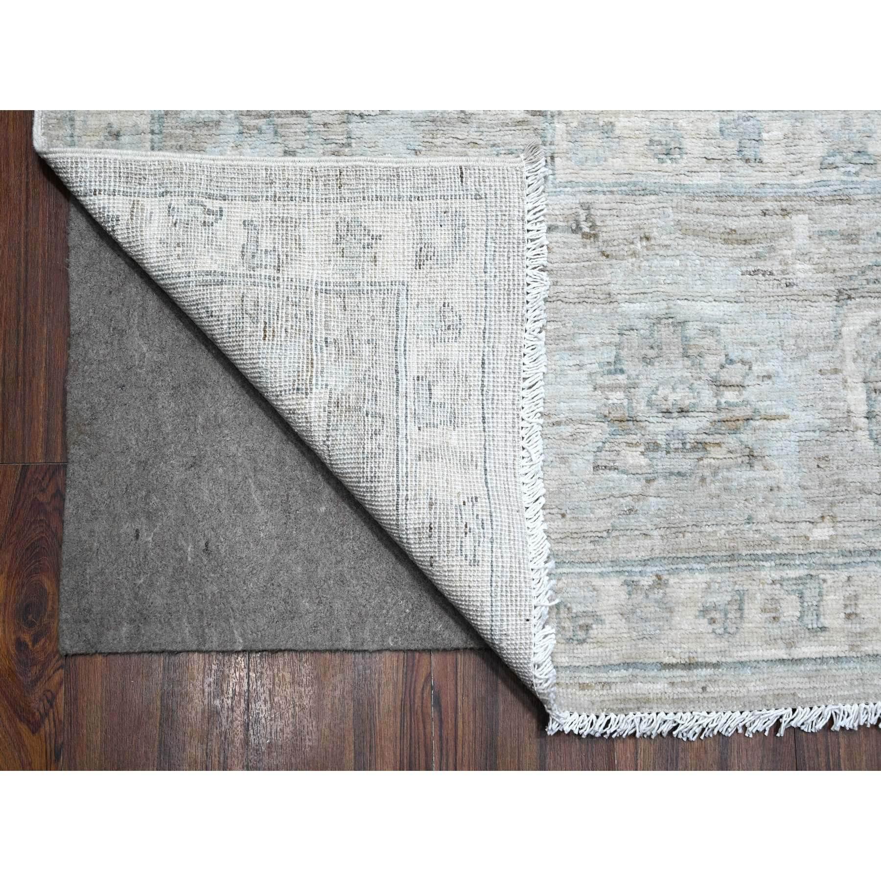 10'x13' Grauer handgeknüpfter, weiß gewaschener, feiner orientalischer Peshawar-Teppich aus Samt und Wolle in Grau (Afghanisch) im Angebot