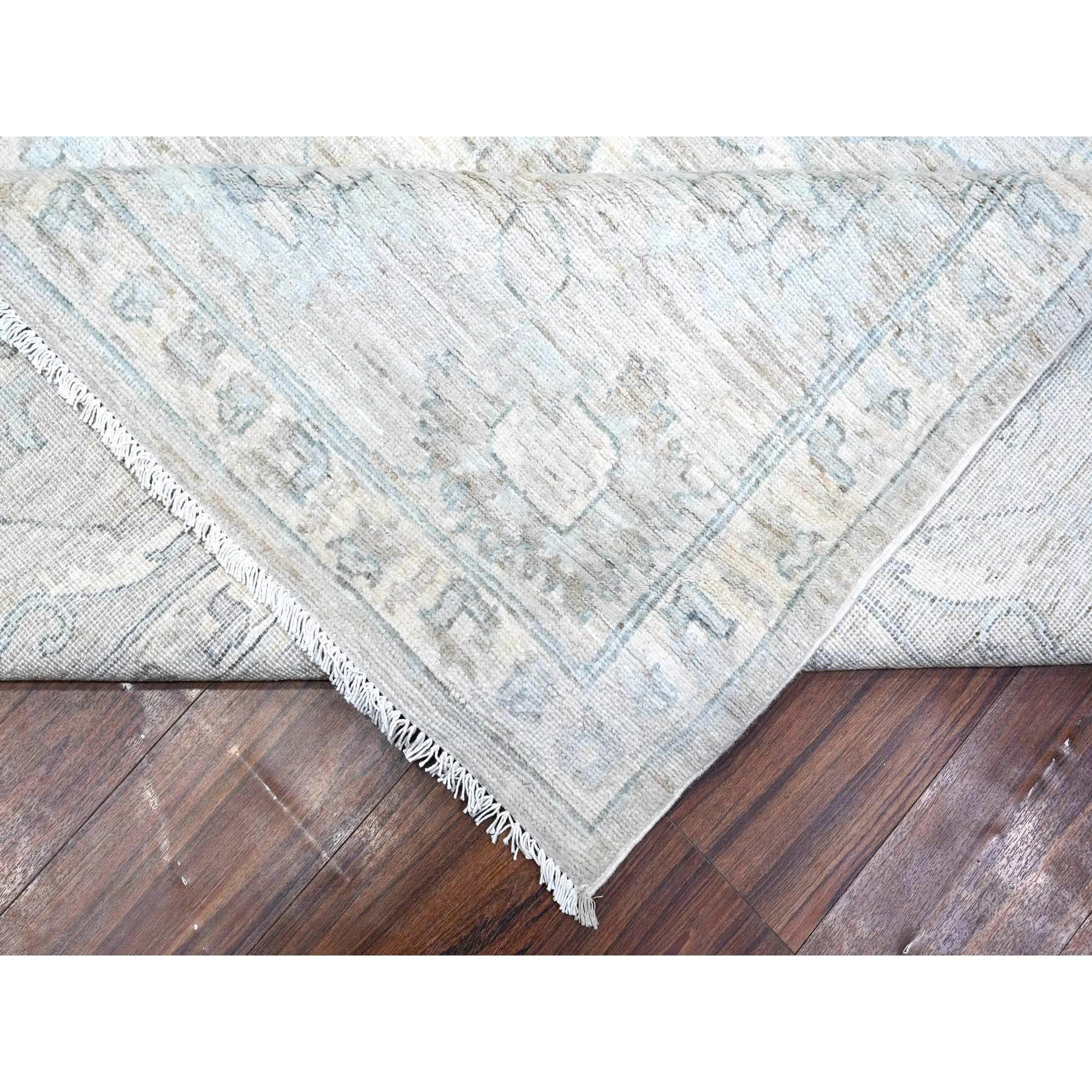 10'x13' Grauer handgeknüpfter, weiß gewaschener, feiner orientalischer Peshawar-Teppich aus Samt und Wolle in Grau im Zustand „Neu“ im Angebot in Carlstadt, NJ