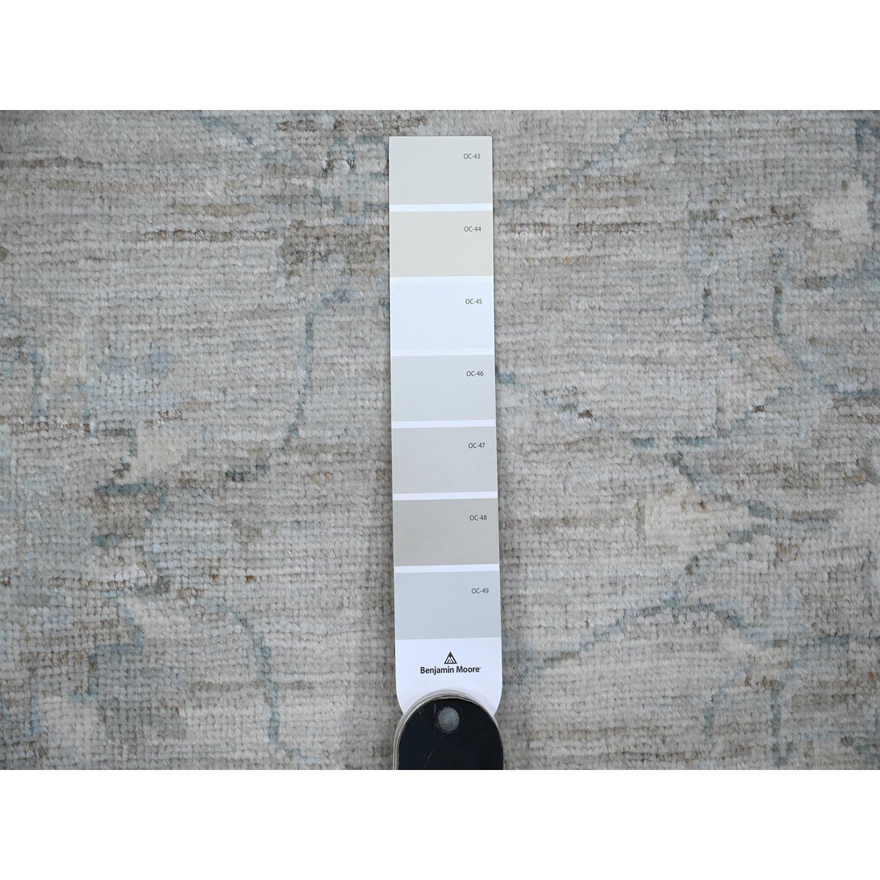 10'x13' Grauer handgeknüpfter, weiß gewaschener, feiner orientalischer Peshawar-Teppich aus Samt und Wolle in Grau (21. Jahrhundert und zeitgenössisch) im Angebot