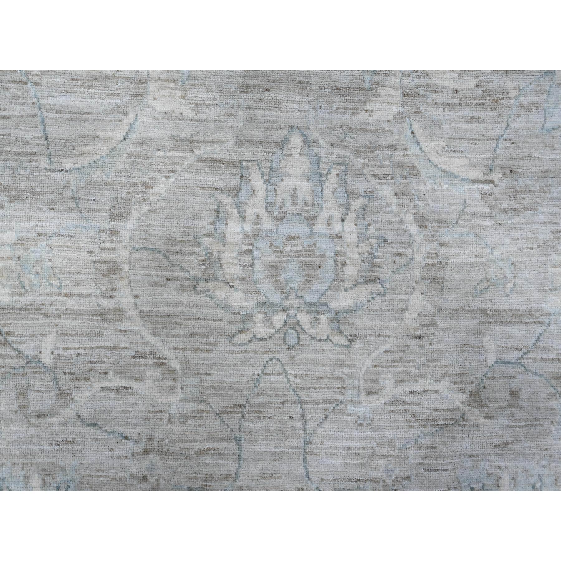 10'x13' Grauer handgeknüpfter, weiß gewaschener, feiner orientalischer Peshawar-Teppich aus Samt und Wolle in Grau im Angebot 1