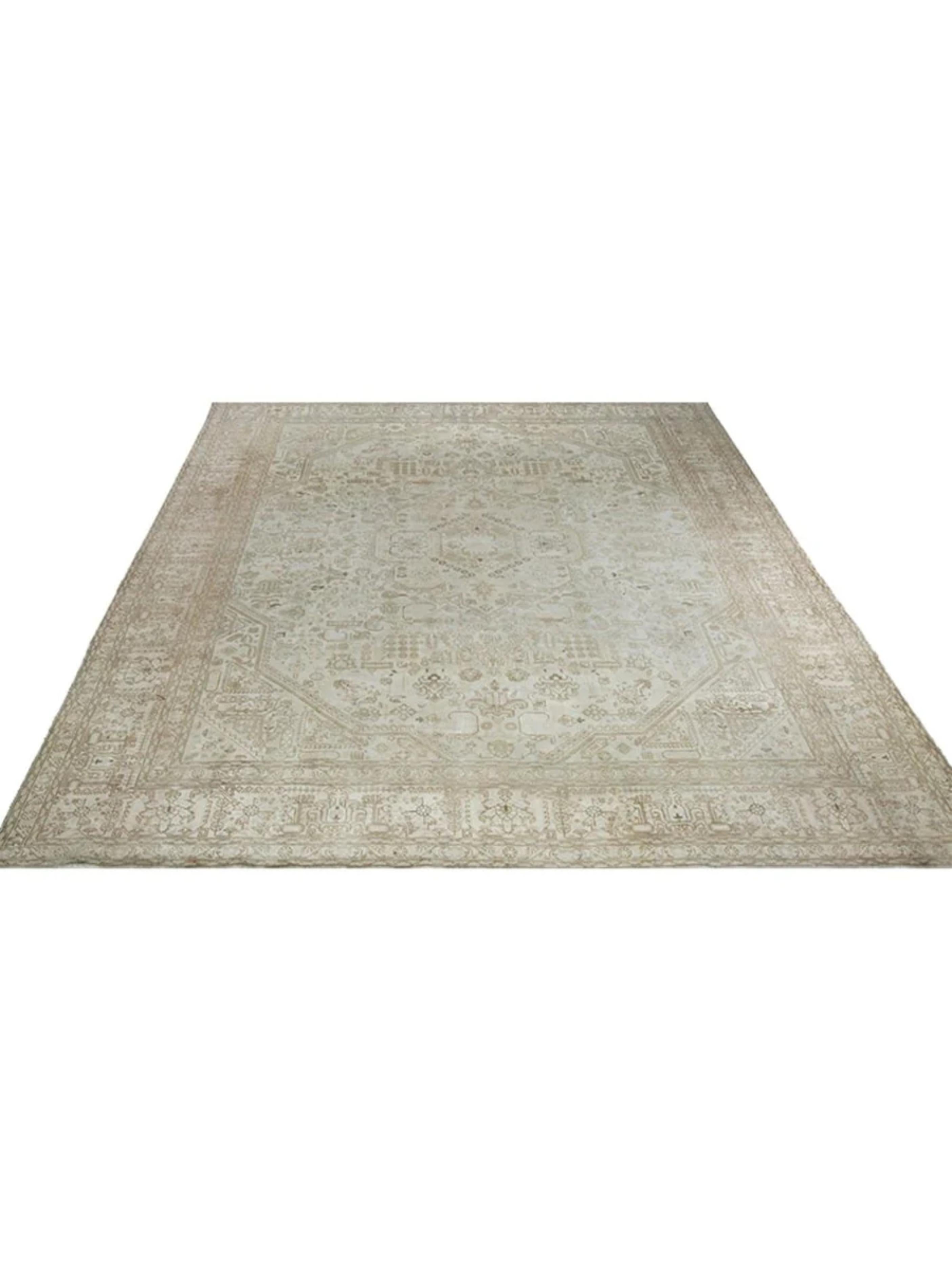 Verleihen Sie Ihrem Zuhause einen Hauch von zeitloser Eleganz mit dem 10x13 Vintage Tabriz Area Rug, einem Meisterwerk, das die Kunstfertigkeit und das Erbe der Handwerkskunst verkörpert. Dieser mit akribischer Präzision handgeknüpfte Teppich zeigt