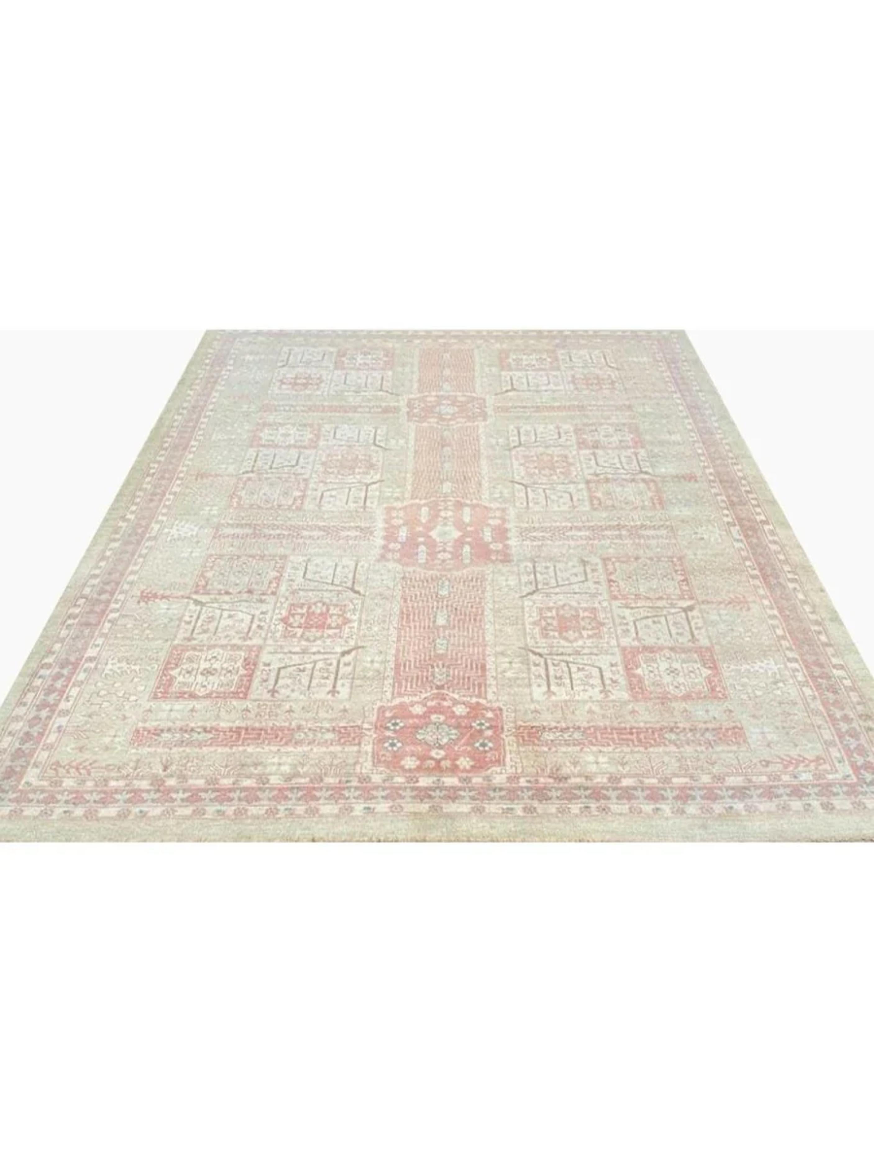 Ajoutez une touche de charme intemporel et d'élégance décontractée à votre intérieur avec ce tapis Old Bakshayesh 10x13, fabriqué avec soin en Turquie. Inspiré des motifs traditionnels de Bakshayesh, ce tapis présente un motif géométrique