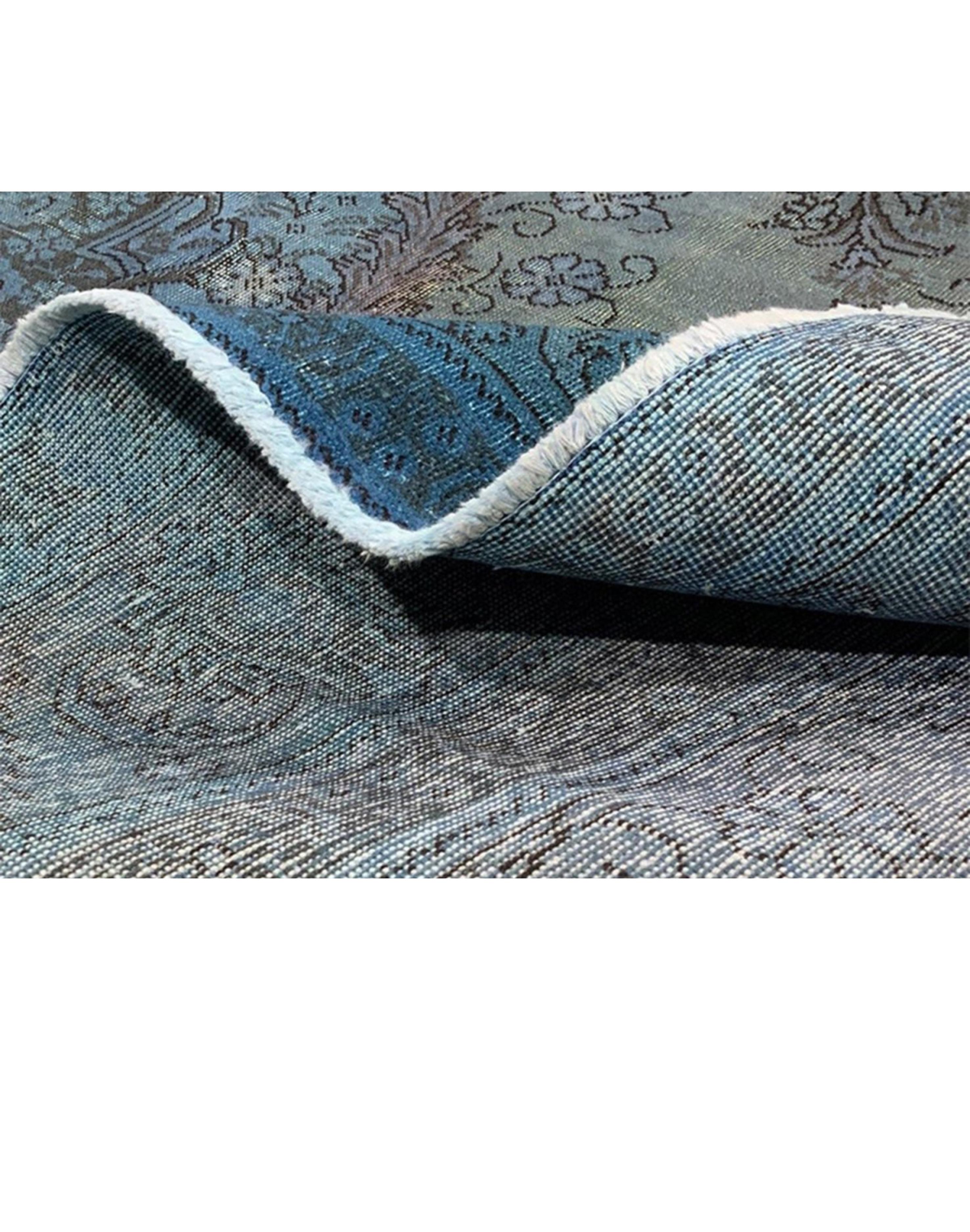 Verschönern Sie Ihren Raum mit diesem Vintage-Teppich, einem meisterhaften Beispiel für traditionelle Handwerkskunst und zeitloses Design. Dieser handgeknüpfte Teppich aus hochwertiger Wolle bietet eine außergewöhnliche Strapazierfähigkeit und eine