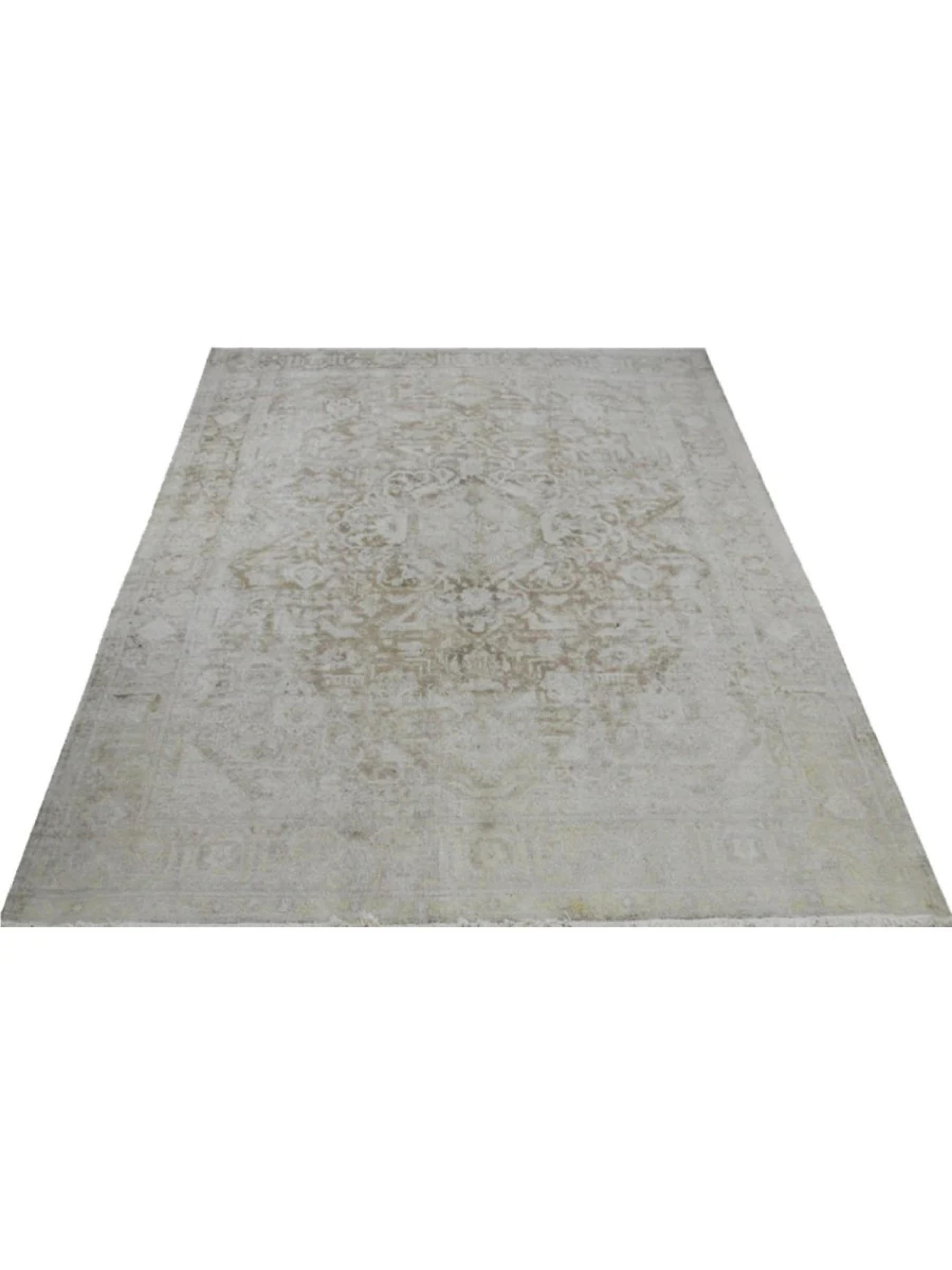 Verwandeln Sie Ihren Raum mit dem 10x13 Vintage Distressed Tabriz Area Rug, ein einzigartiges Meisterwerk, das Ihrem Zuhause Raffinesse, Wärme und zeitlosen Charme verleiht. Dieser exquisite Teppich ist aus hochwertiger Wolle handgeknüpft und zeigt