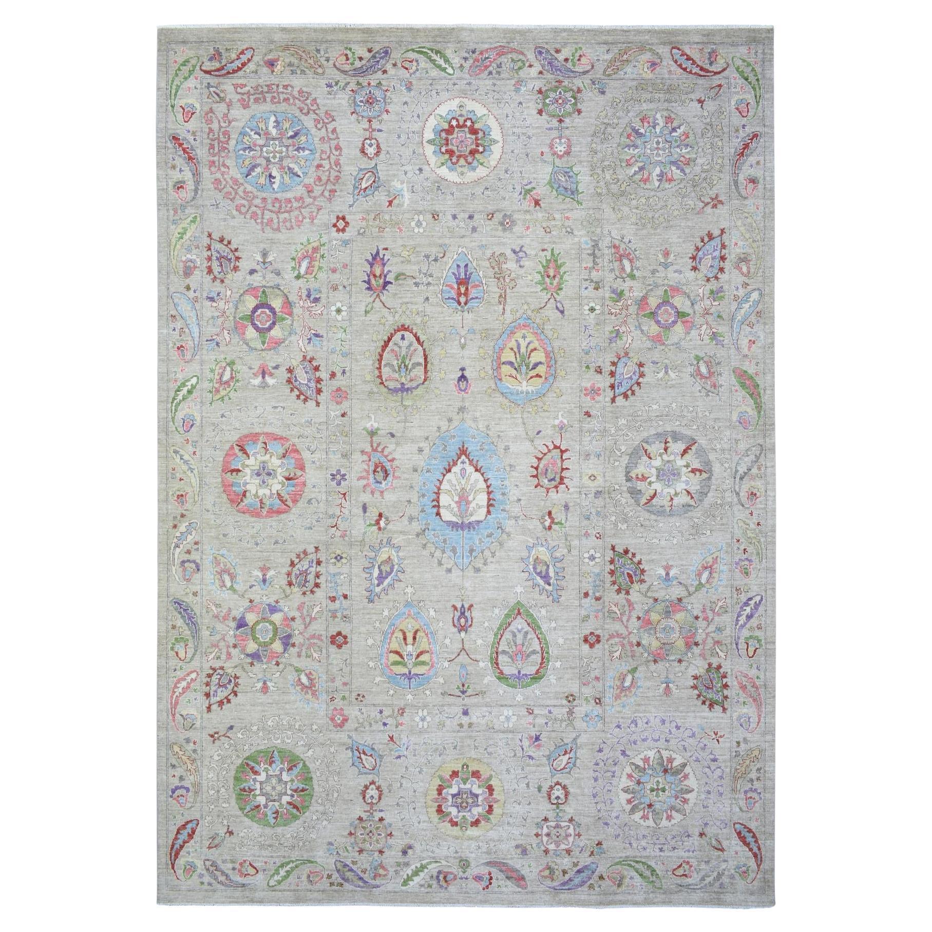 10'x13'10" Beigefarbener, handgeknüpfter orientalischer Teppich aus weicher Wolle in Suzani-Design, Suzani-Design im Angebot