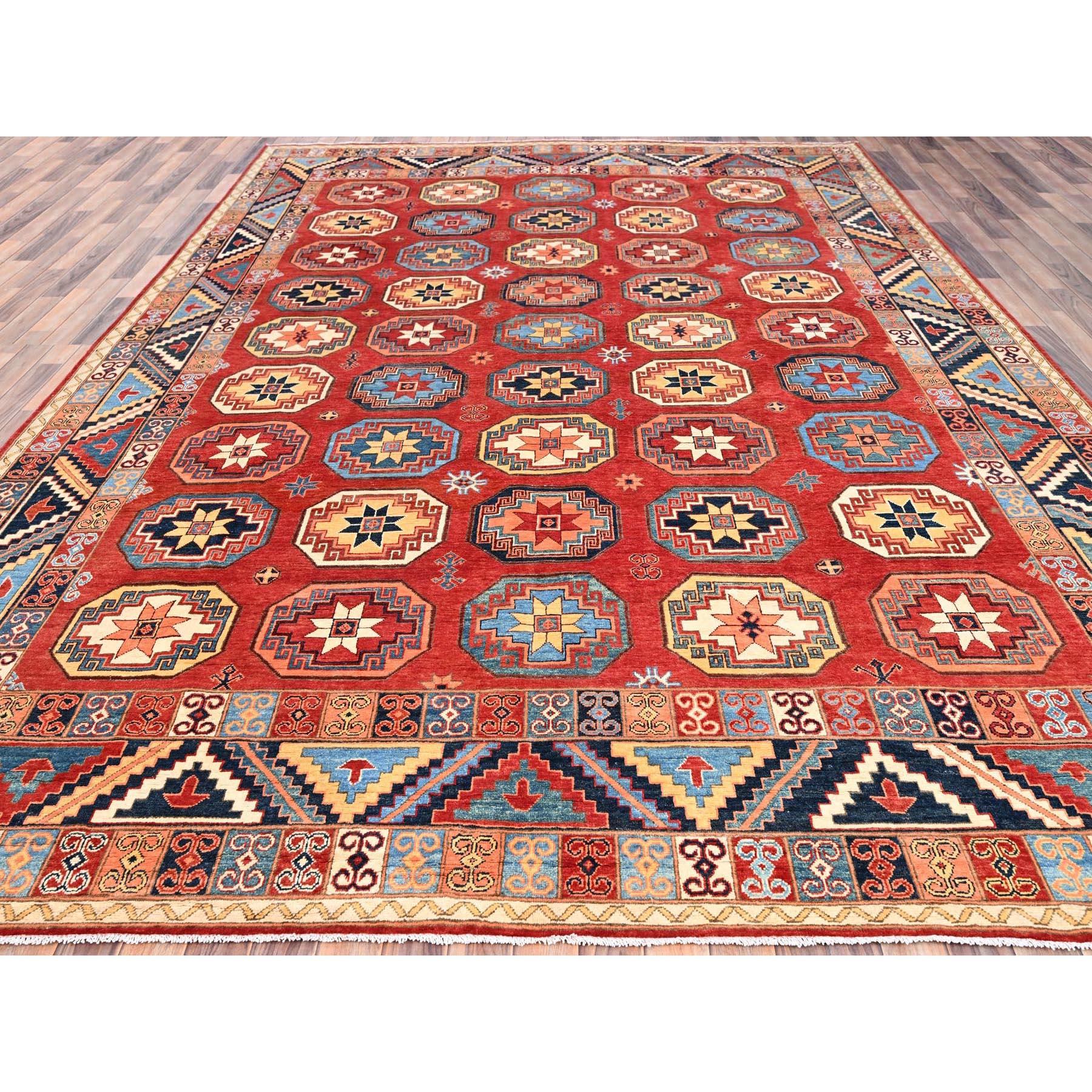 Kardinäle Rot, Afghanischer Ersari mit Elefantenfuß-Design, Handgeknüpft, Natürliche Farbstoffe, Natürliche Wolle, Orientteppich
Primäre MATERIALIEN: Wolle
Latex: Kein Flor 
Höhe: 0,25 Zoll
Stil: Traditionell
Grundfarbe: Rot
Sekundäre Farben: Mildes