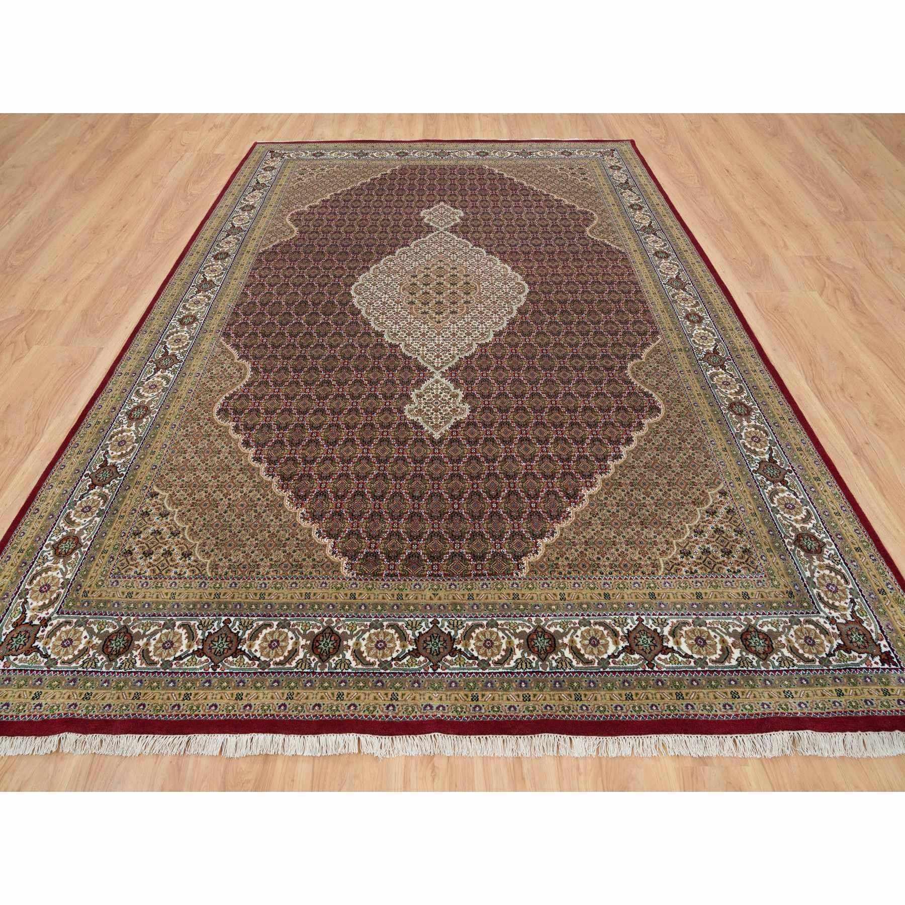 Il s'agit d'un véritable tapis d'Orient Tabriz Mahi avec motif de médaillon de poisson, 175 KPSI, noué à la main, en laine. Il a été noué pendant des mois et des mois selon des techniques de tissage séculaires par des artisans experts.<br /><br