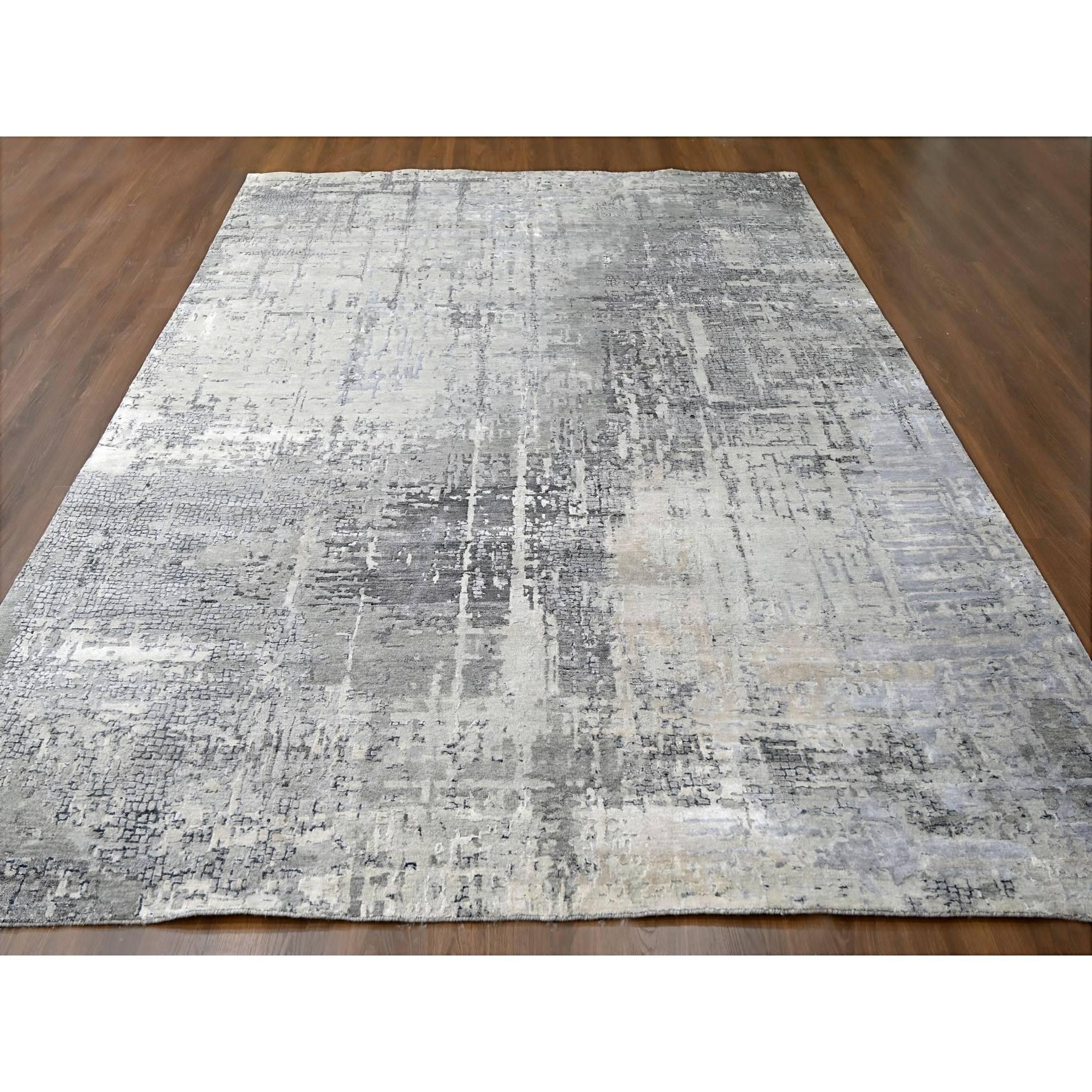 Mittelgrau, Abstrakt mit Mosaik-Design, Wolle und Seide, Handgeknüpft, Orientteppich
Primäre MATERIALIEN: Wolle & Seide
Latex: Kein Flor 
Höhe: 0,25 Zoll
Stil: AM Contemporary
Grundfarbe: Grau
Sekundäre Farben: Beige, Taupe, Holzkohle, Schwarz,