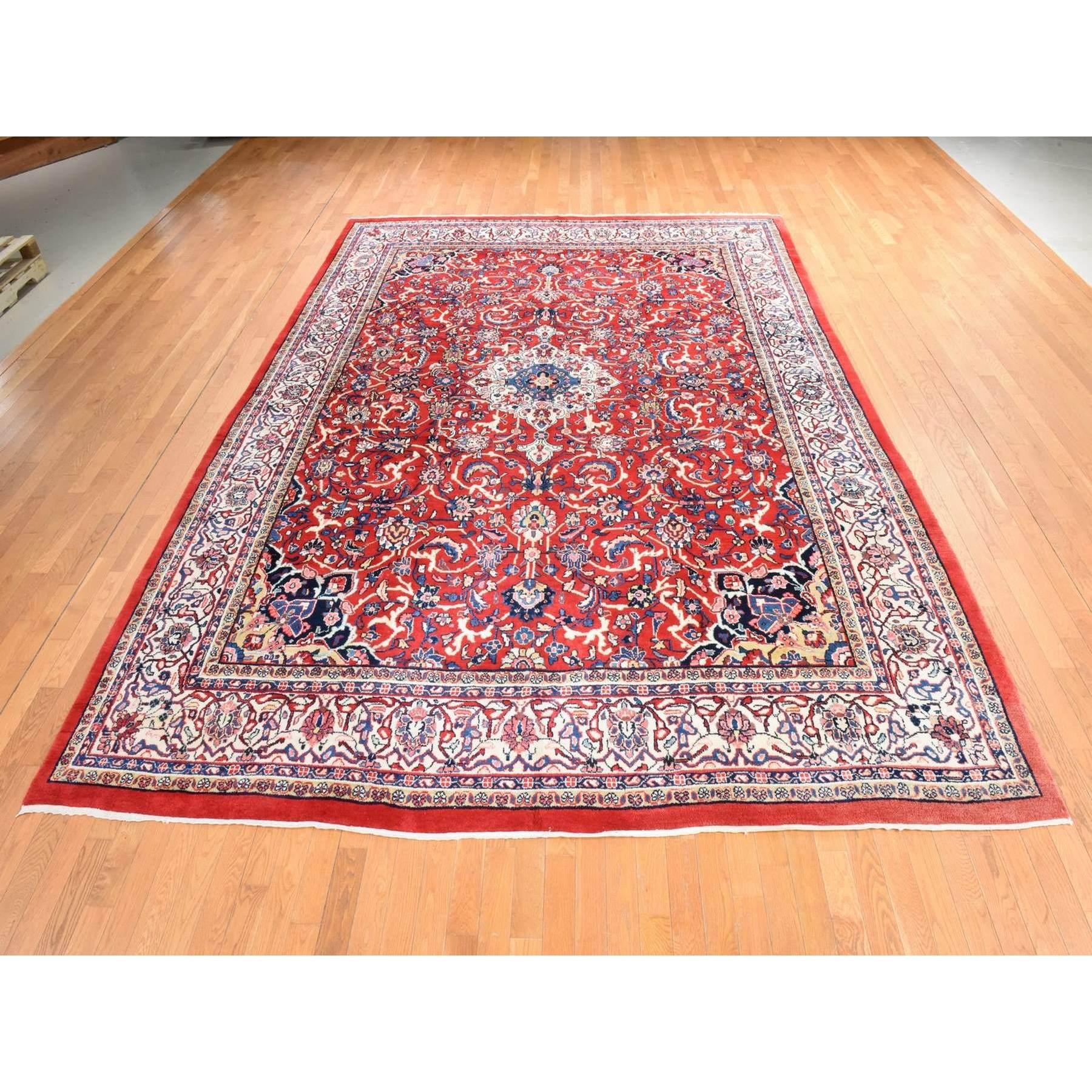 Rouge écarlate, Semi-Antique Persan Sarouk Mahal, Plein poil, Bon état et propre, 100% laine, Noué à la main, Tapis d'Orient
Matières premières : Laine
Latex : Pas de poils 
hauteur : 0,25 pouces
Style : Traditionnel
Couleur primaire :