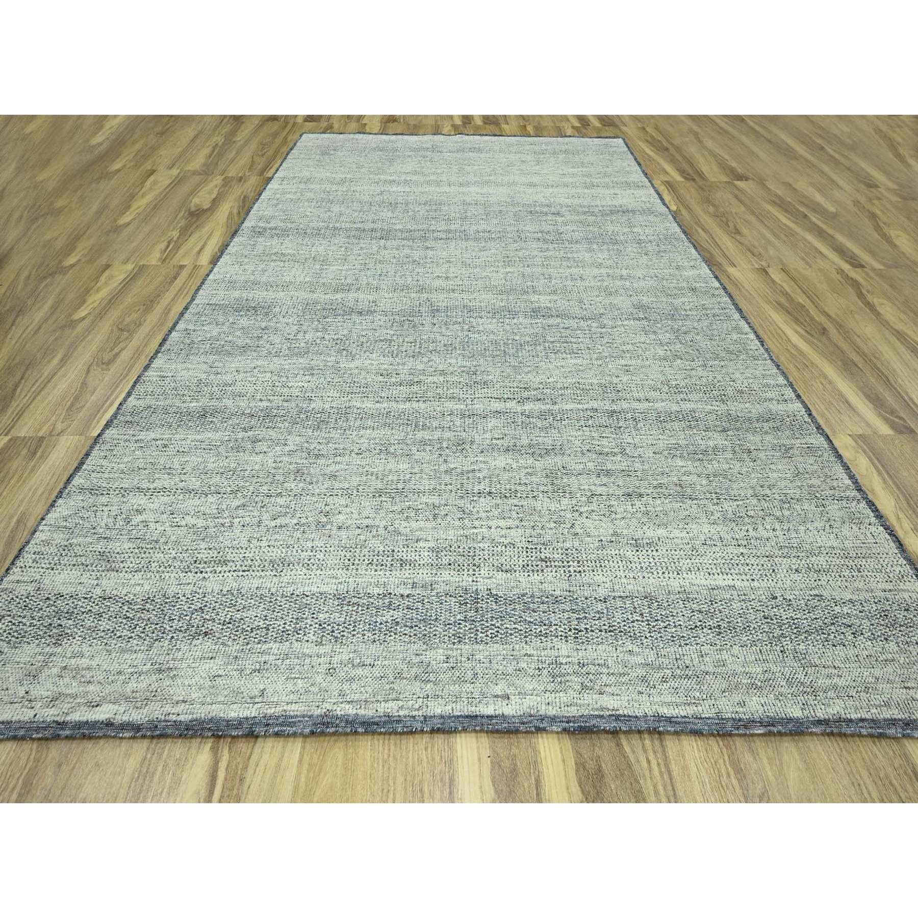 Bleu sarcelle et ivoire, noué à la main, motif d'herbes dégradées et oxydées avec chaînes apparentes, pure laine, tapis d'Orient
Matières premières : Laine
Latex : Pas de poils 
hauteur : 0,25 pouces
Style : Contemporain
Couleur primaire :