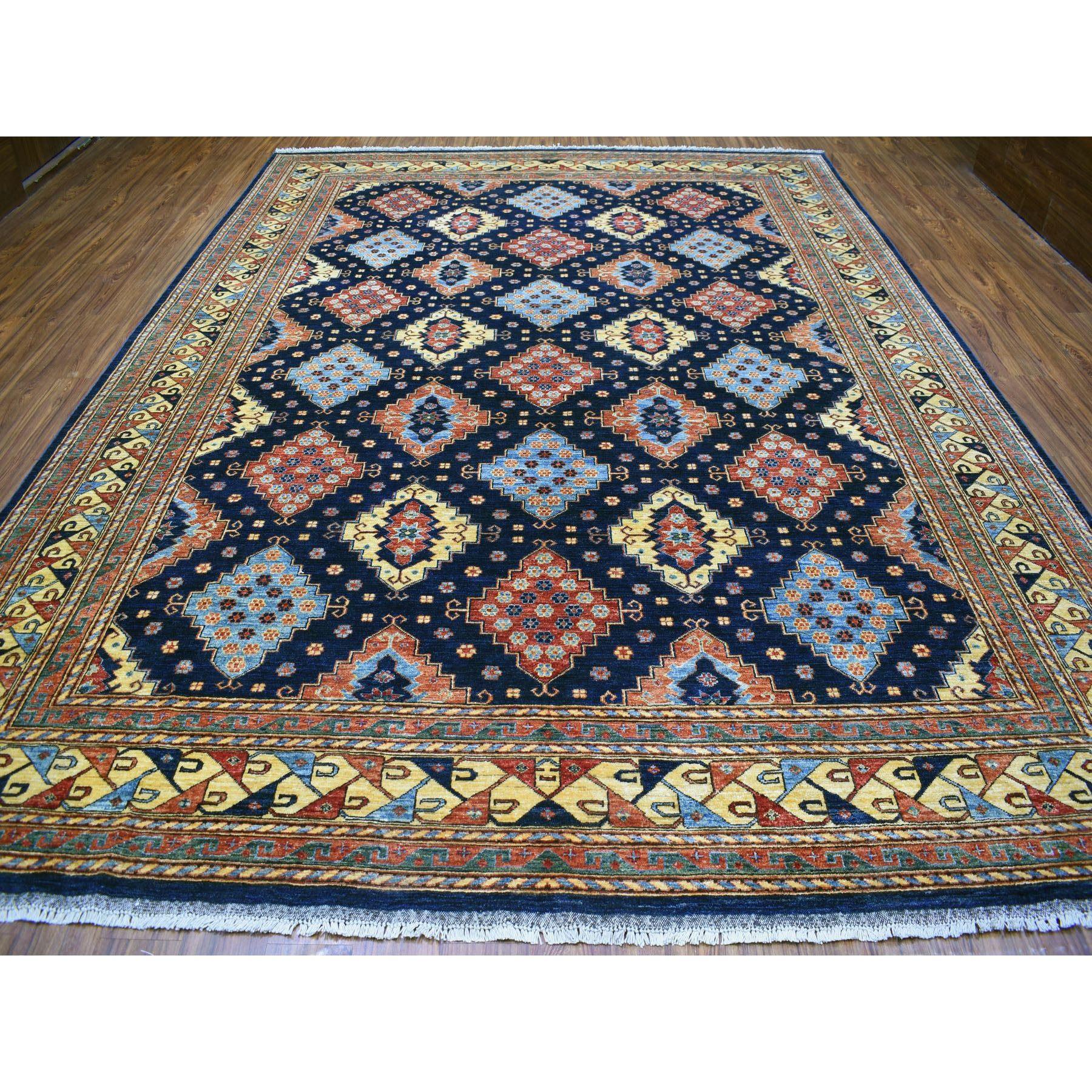 Il s'agit d'un véritable tapis d'Orient bleu marine Afghan Ersari Geometric Design noué à la main en pure laine. Il a été noué pendant des mois et des mois selon des techniques de tissage séculaires par des artisans experts.
Matières premières :