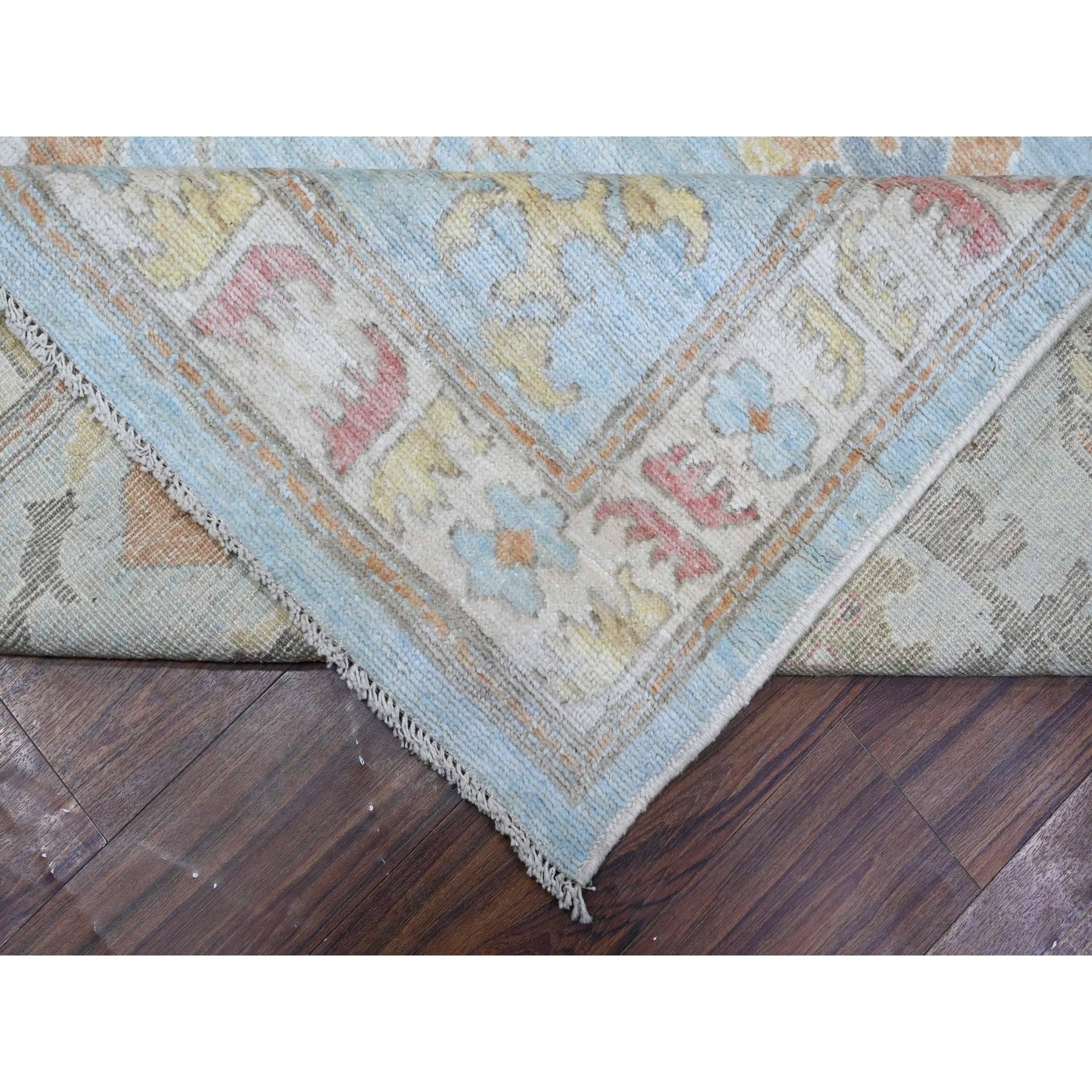 Alfombra Oriental Oushak de Angora con Diseño Tribal de Flores y Hojas Azul Piedra de 10'x13'5 Siglo XXI y contemporáneo en venta