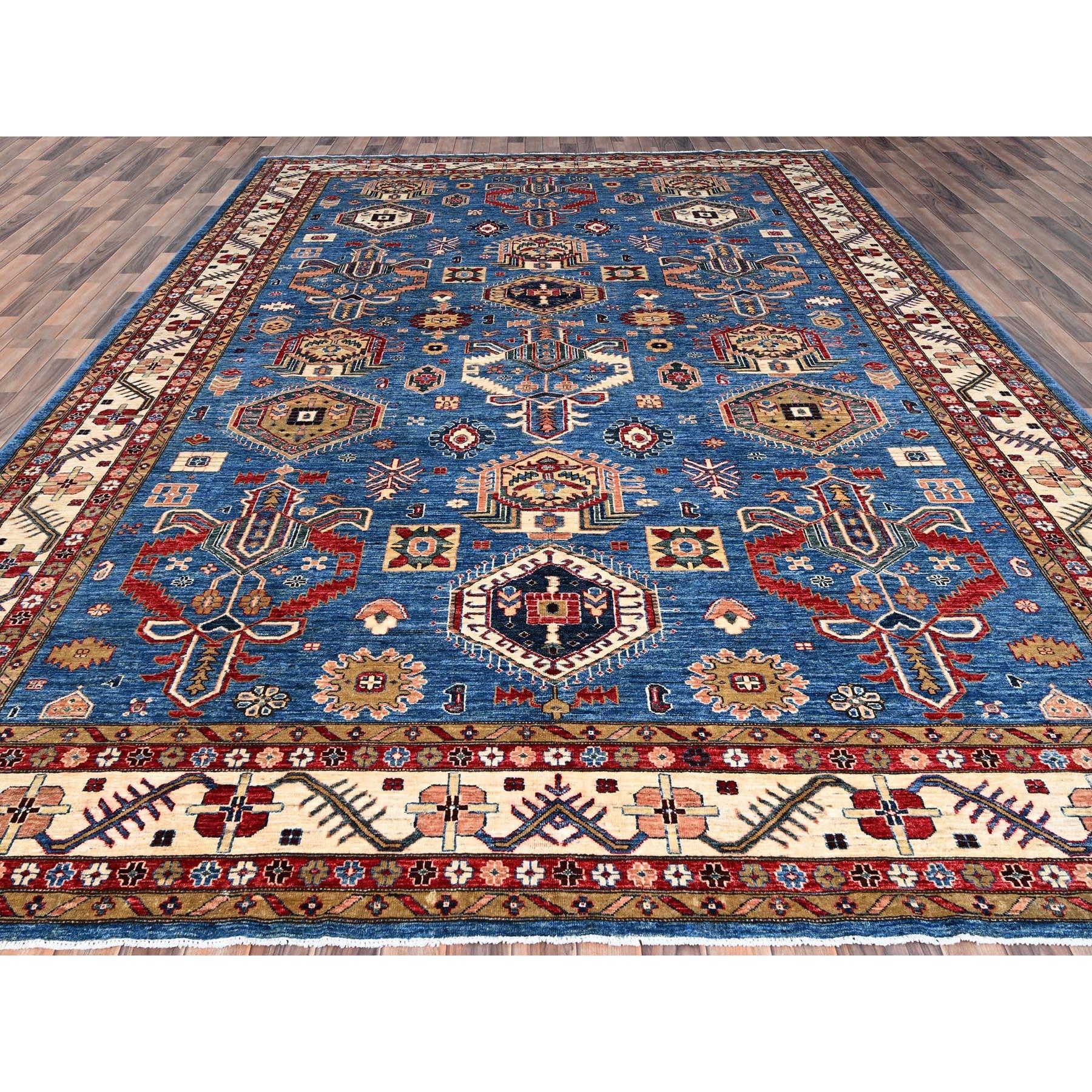 Il s'agit d'un véritable tapis d'Orient Kazak, noué à la main, en pure laine. Il a été noué pendant des mois et des mois selon des techniques de tissage séculaires par des artisans experts.
Matières premières : Laine
Latex : Pas de poils 
hauteur :