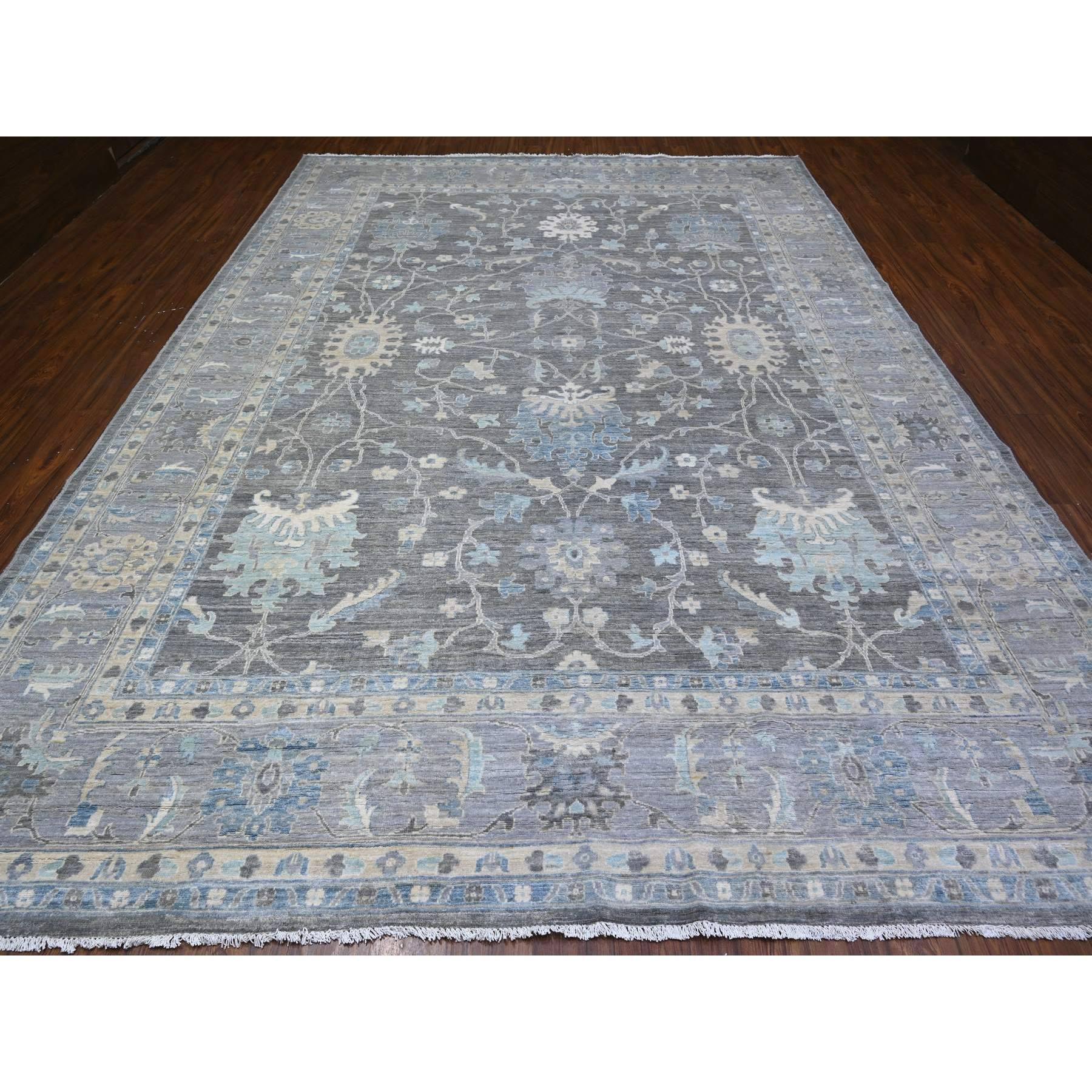 Il s'agit d'un véritable tapis d'Orient, noué à la main, en pure laine, Peshawar Mahal Design/One. Il a été noué pendant des mois et des mois selon des techniques de tissage séculaires par des artisans experts.
Matières premières : Laine
Latex : Pas