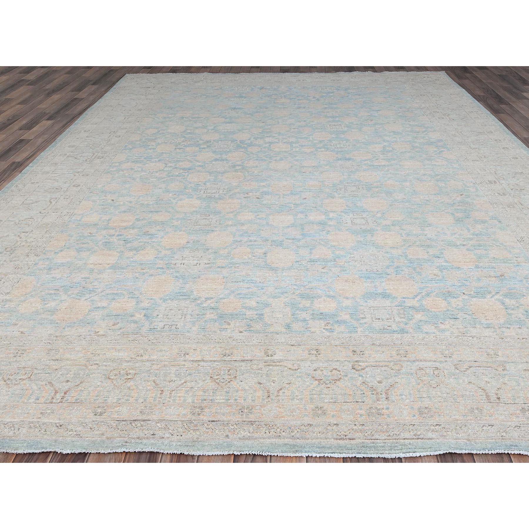Dies ist eine wirklich echte one-of-a-kind White Wash Peshawar mit All Over Khotan wiederholende Granatapfel-Design, handgeknüpft, reine Wolle, Orientteppich. Es wurde monatelang in jahrhundertealten Webtechniken von Experten geknüpft. 
Primäre