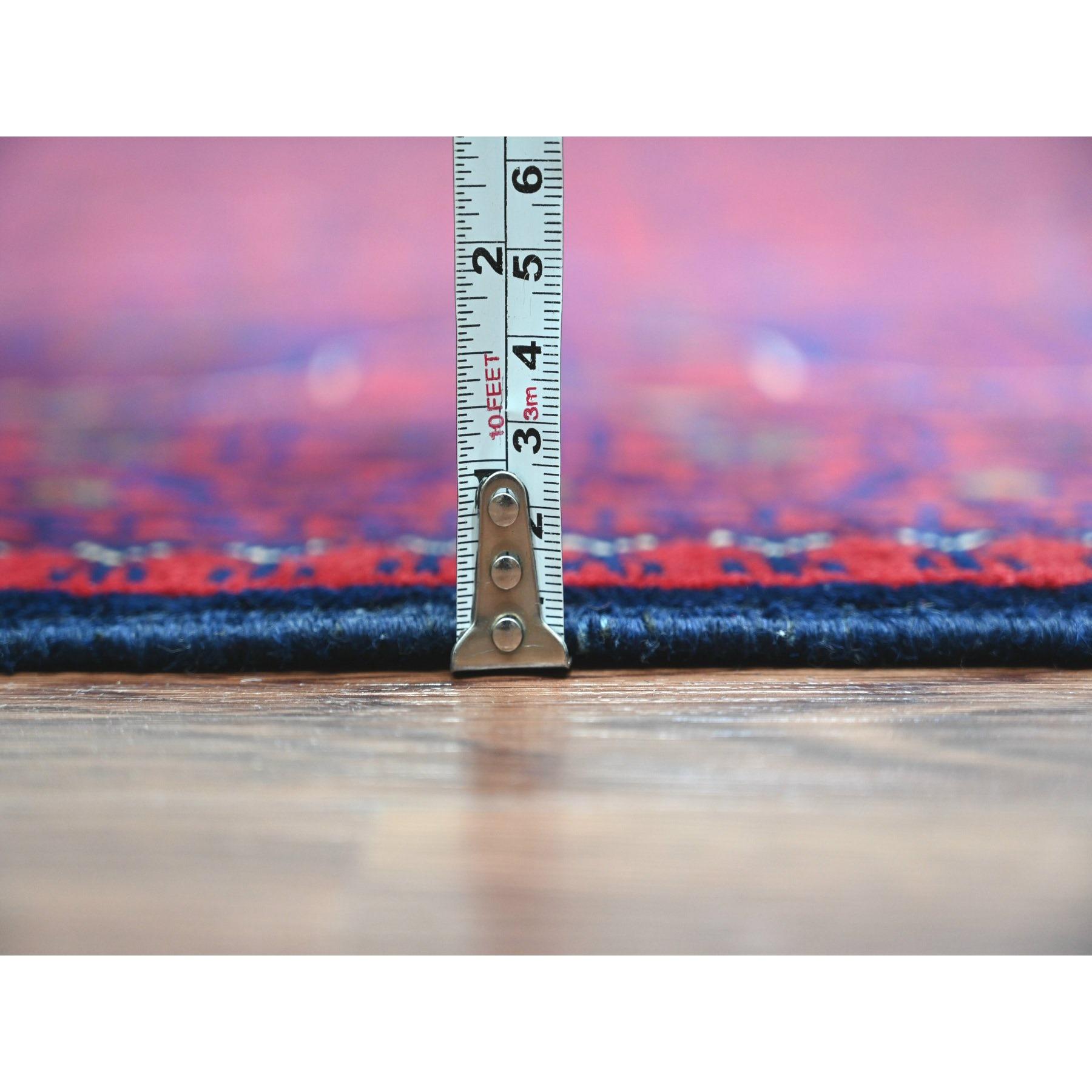 Tapis rouge afghan Khamyab noué à la main à motif d'étoiles récurrentes 10'x13'6