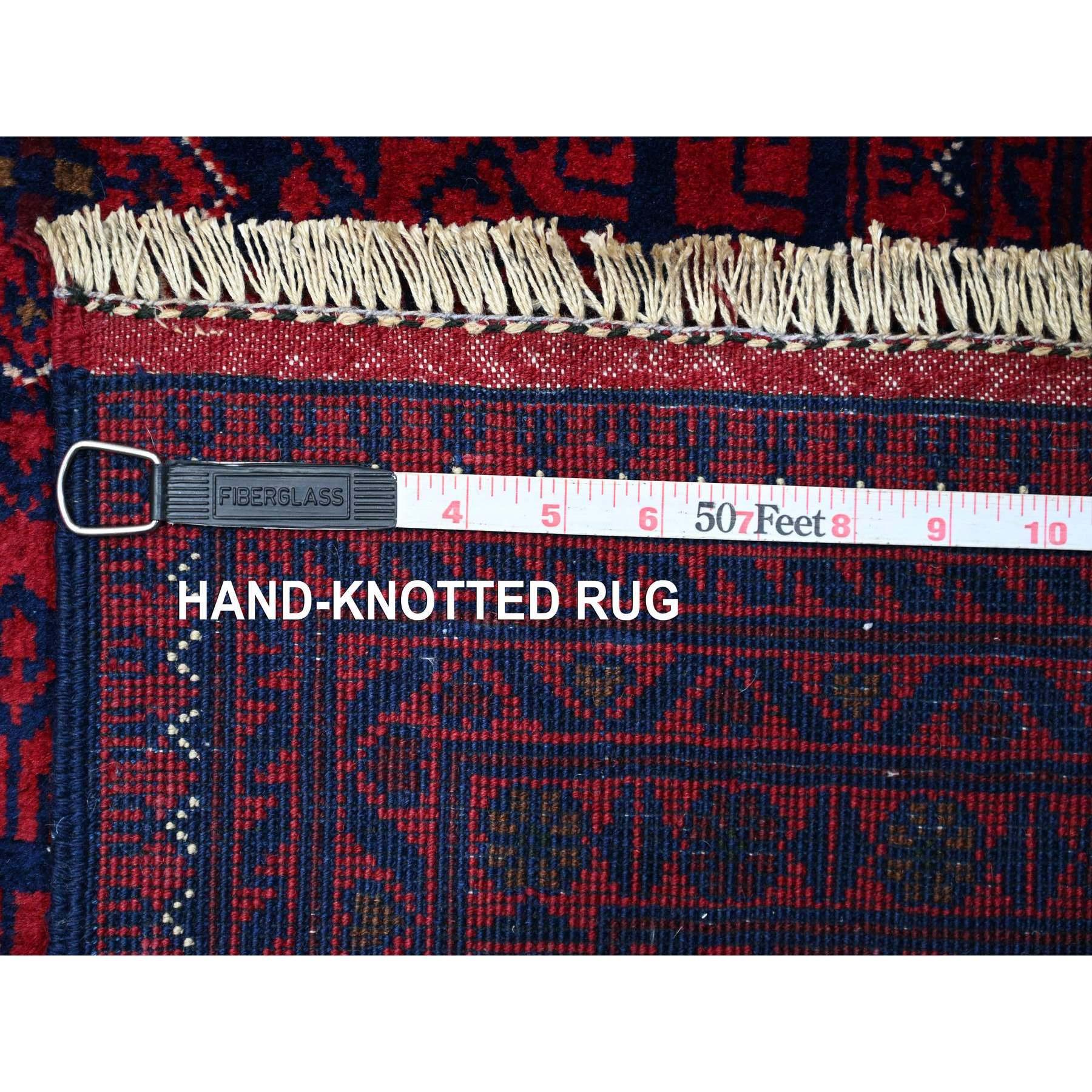 Tapis rouge afghan Khamyab noué à la main à motif d'étoiles récurrentes 10'x13'6