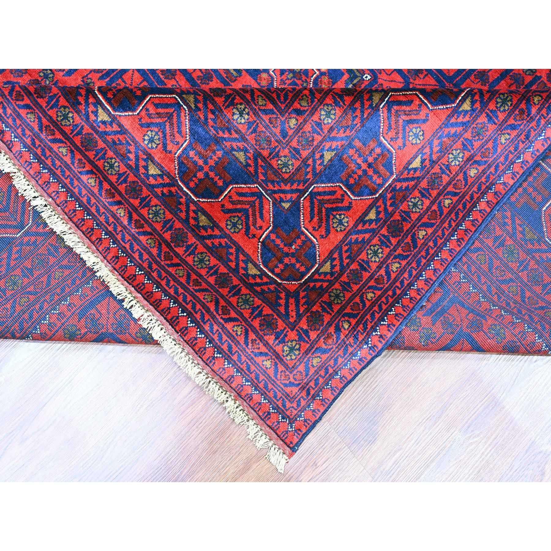 Tapis rouge afghan Khamyab noué à la main à motif d'étoiles récurrentes 10'x13'6
