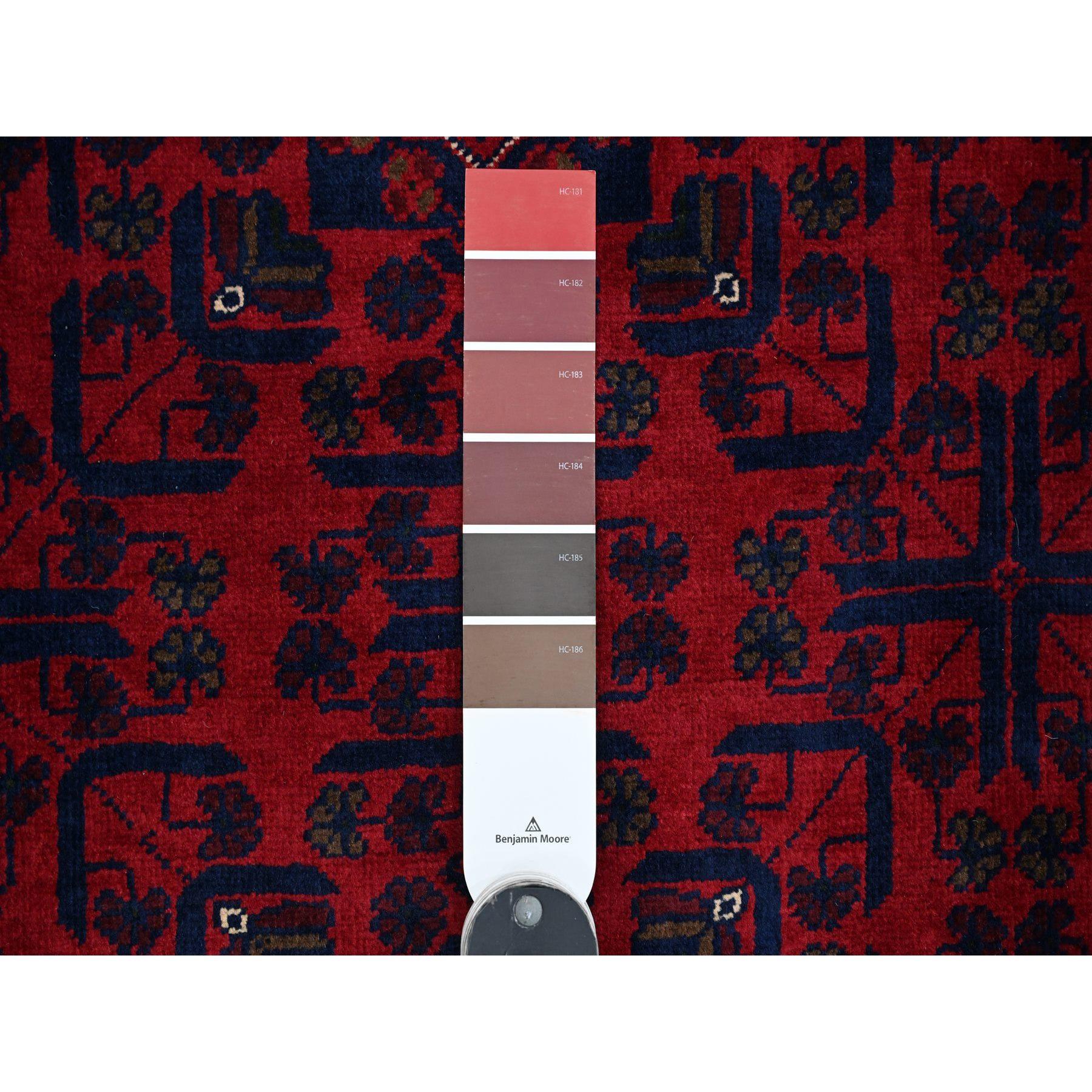 XXIe siècle et contemporain Tapis rouge afghan Khamyab noué à la main à motif d'étoiles récurrentes 10'x13'6