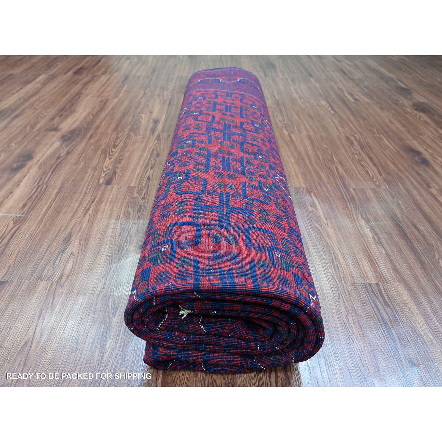 Tapis rouge afghan Khamyab noué à la main à motif d'étoiles récurrentes 10'x13'6