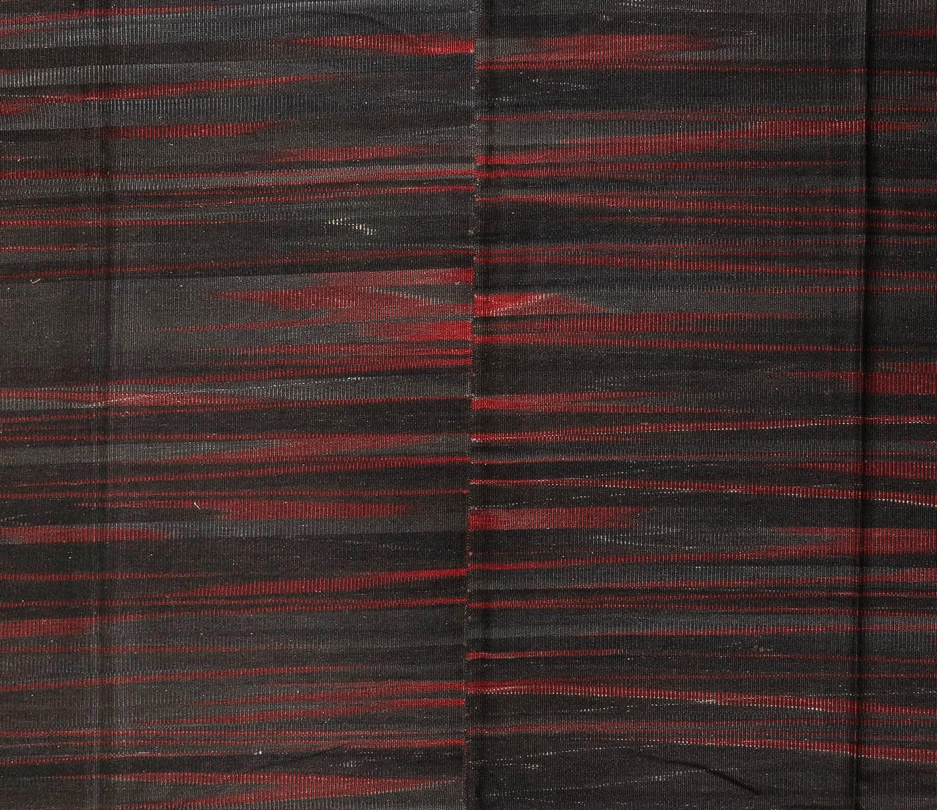 Ein moderner Flachgewebeteppich mit minimalem Design. Handgewebt von Kunsthandwerkerinnen in einer ländlichen Dorfwerkstatt in der Osttürkei unter Aufsicht und mit Unterstützung des türkischen Bildungsministeriums und des Ministeriums für Kultur und