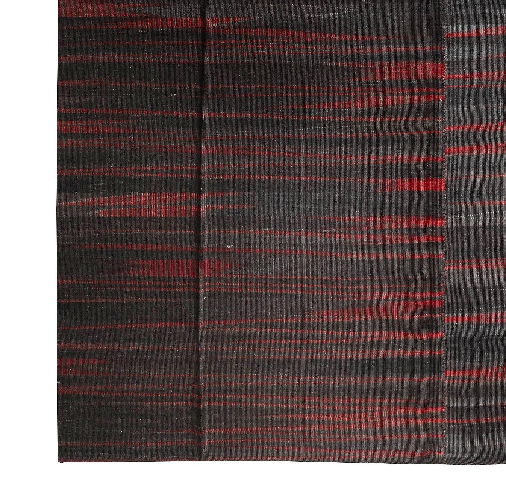 Zeitgenössischer türkischer doppelseitiger Kelim-Teppich aus Wolle in Schwarz und Rot, 10x13.7 Ft (Türkisch) im Angebot