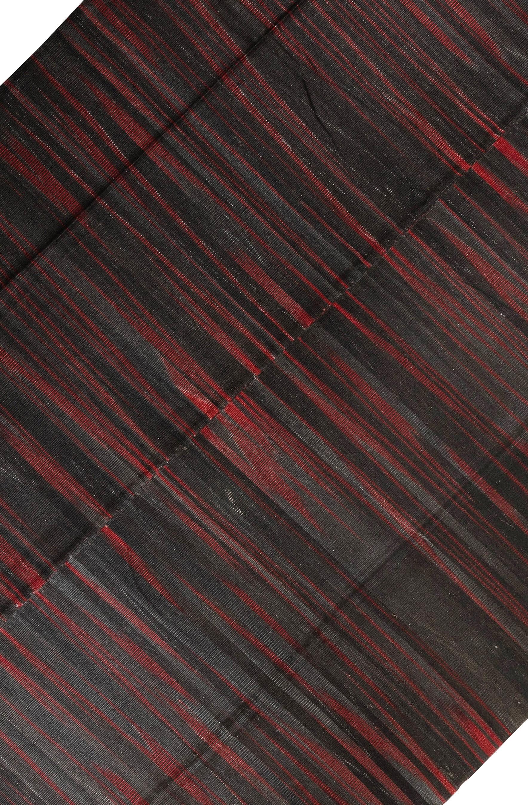 Zeitgenössischer türkischer doppelseitiger Kelim-Teppich aus Wolle in Schwarz und Rot, 10x13.7 Ft (Handgewebt) im Angebot