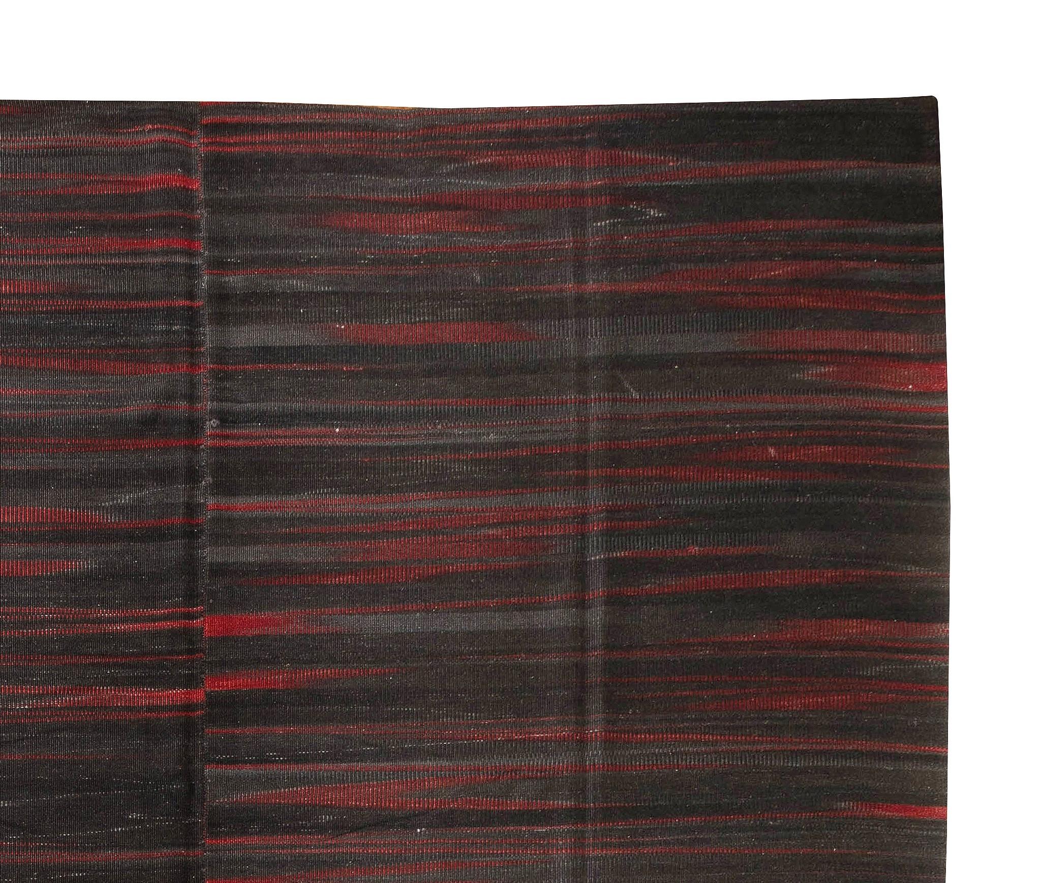 Zeitgenössischer türkischer doppelseitiger Kelim-Teppich aus Wolle in Schwarz und Rot, 10x13.7 Ft im Zustand „Neu“ im Angebot in Spring Valley, NY