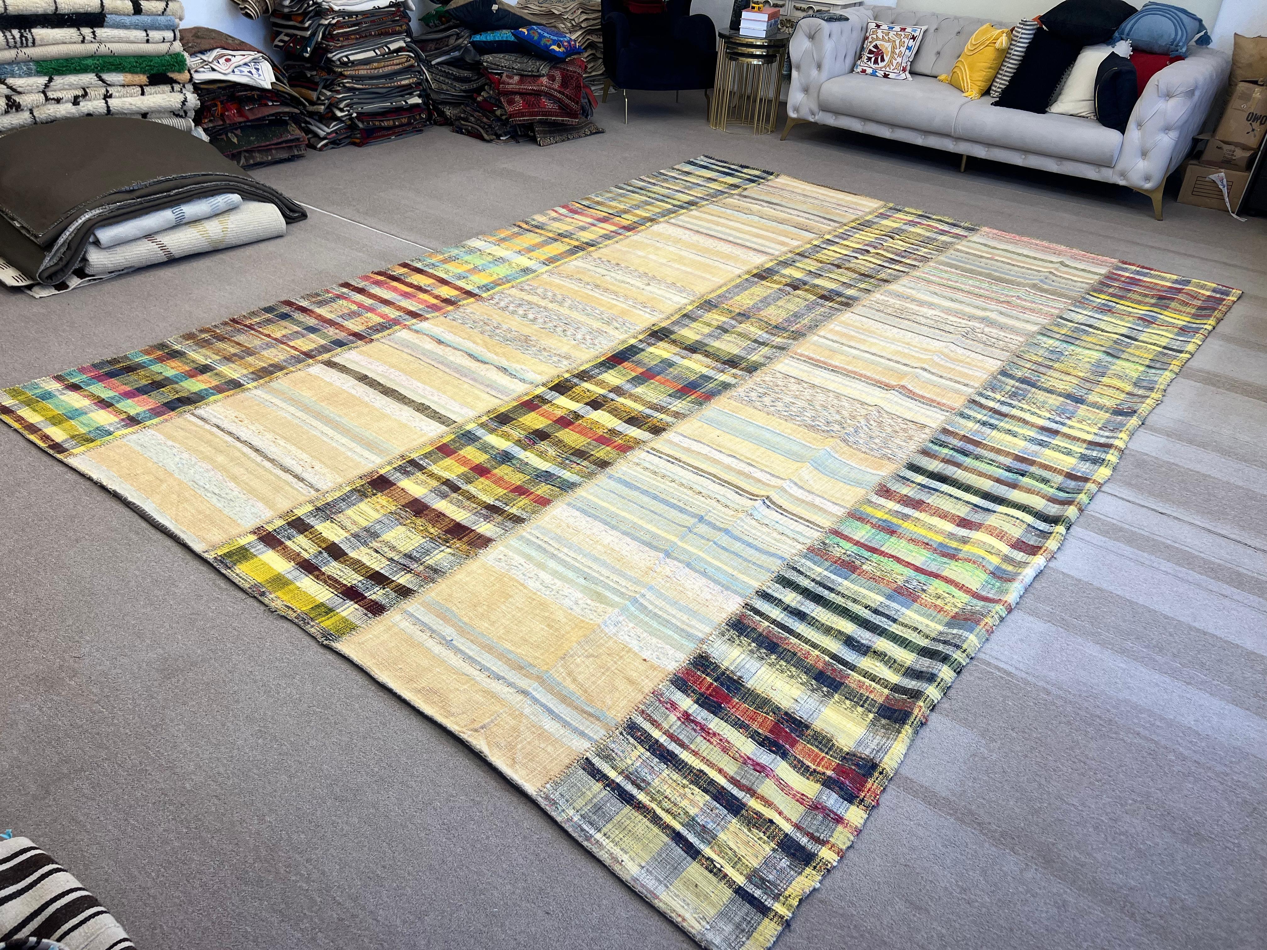 Diese authentischen Flachgewebe (Kilims) aus der Osttürkei wurden von Nomaden in Handarbeit gewebt und als Bodenbelag für ihre Zelte und Winterhäuser verwendet. Sie wurden eher für den täglichen Gebrauch als für den Wiederverkauf und den Export