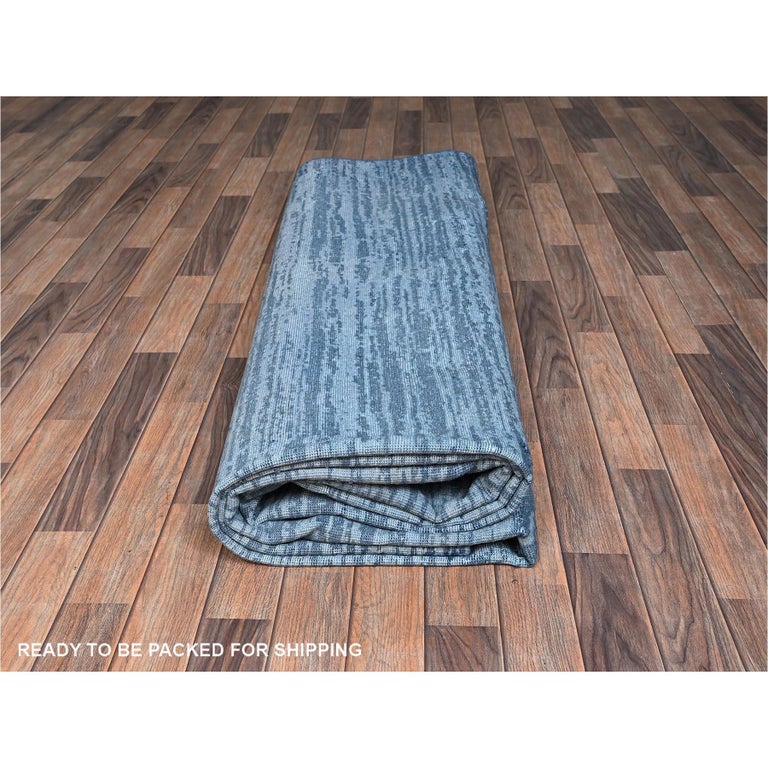 Handgeknüpfter Wollteppich, 3 x 4,15 m, aus blau überfärbter Wolle mit oxidiertem, auf Alt getrimmtem Flor im Angebot bei 1stDibs Deutschland