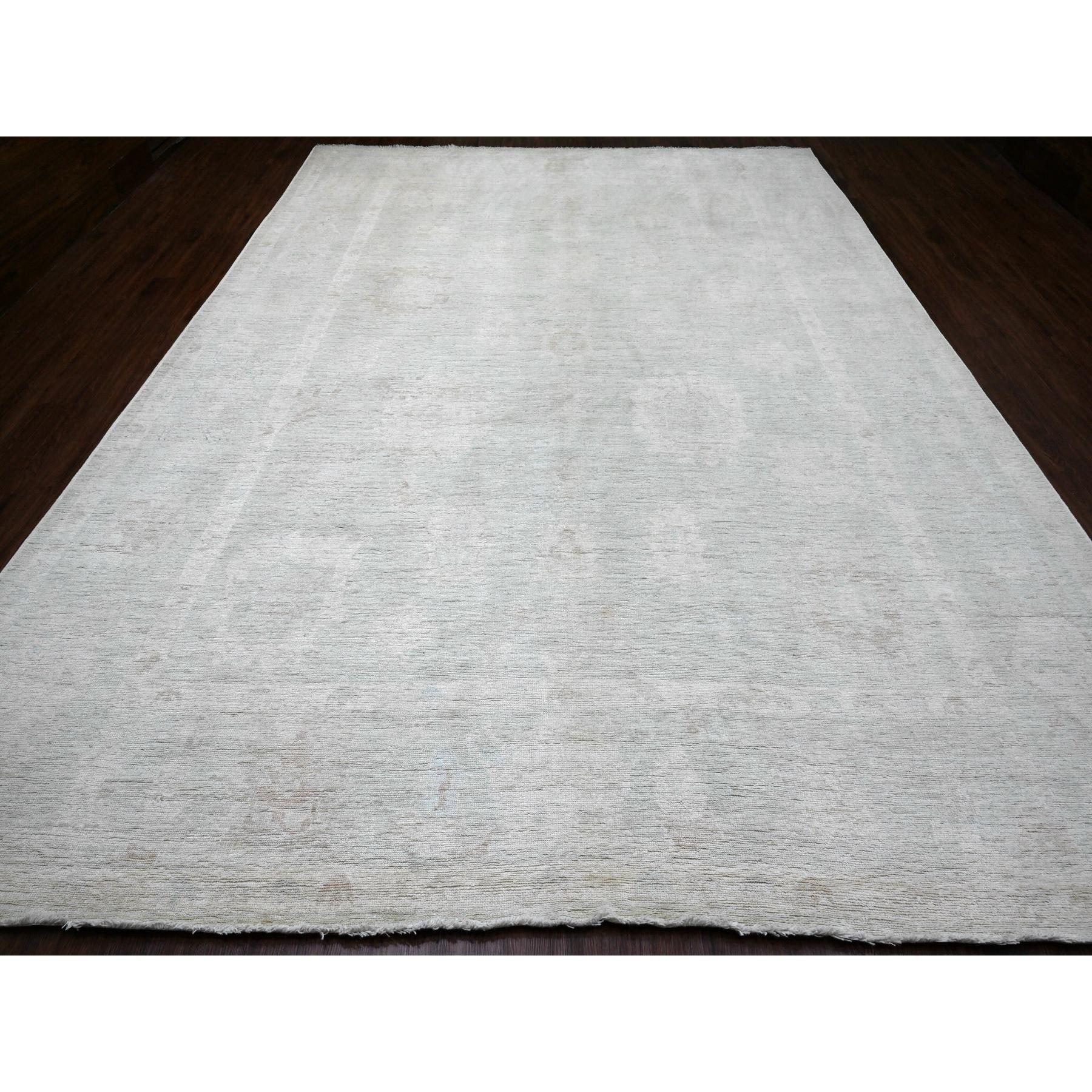Mittelgrau, Afghanischer Angora Oushak mit All Over Leaf Design, Handgeknüpft, Natürliche Farbstoffe, 100% Wolle, Orientteppich
Primäre MATERIALIEN: Wolle
Latex: Kein Flor 
Höhe: 0,25 Zoll
Stil: Transitional
Grundfarbe: Grau
Sekundärfarben: