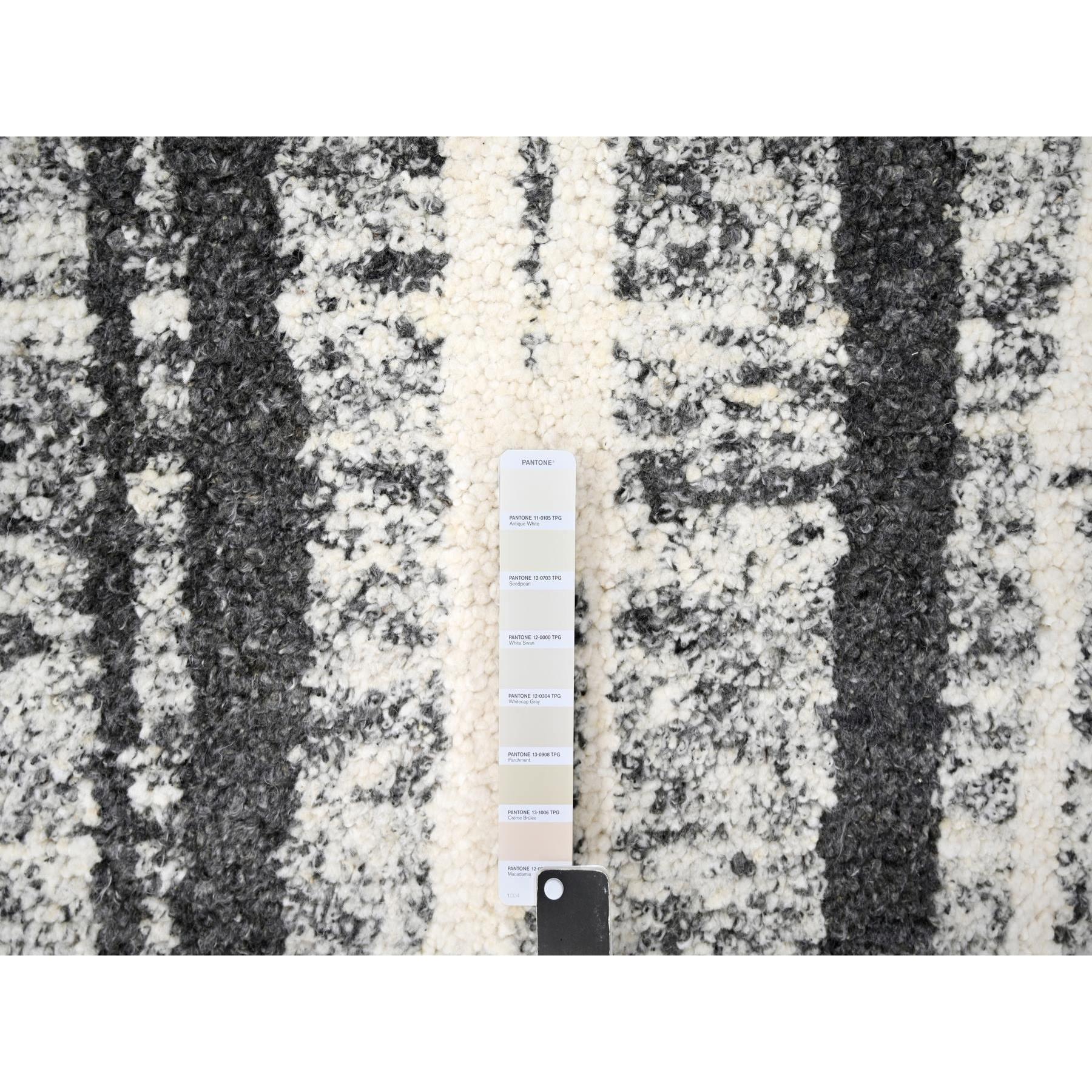 XXI secolo e contemporaneo Tappeto orientale annodato a mano con design moderno in lana avorio e nero 10'x13'8