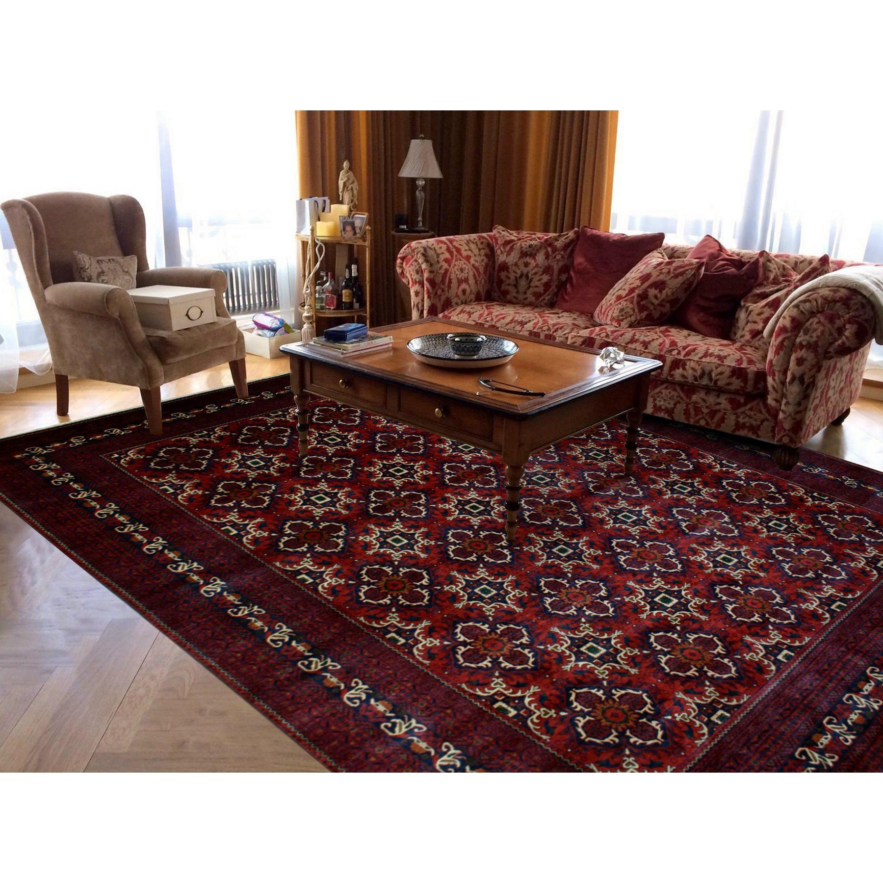 Dies ist eine wirklich echte one-of-a-kind Red Afghan Khamyab weiche Wolle geometrische Design handgeknüpft Teppich. Es wurde monatelang von erfahrenen Kunsthandwerkern in jahrhundertealten Webtechniken geknüpft.
Primäre MATERIALIEN: Wolle
Latex: