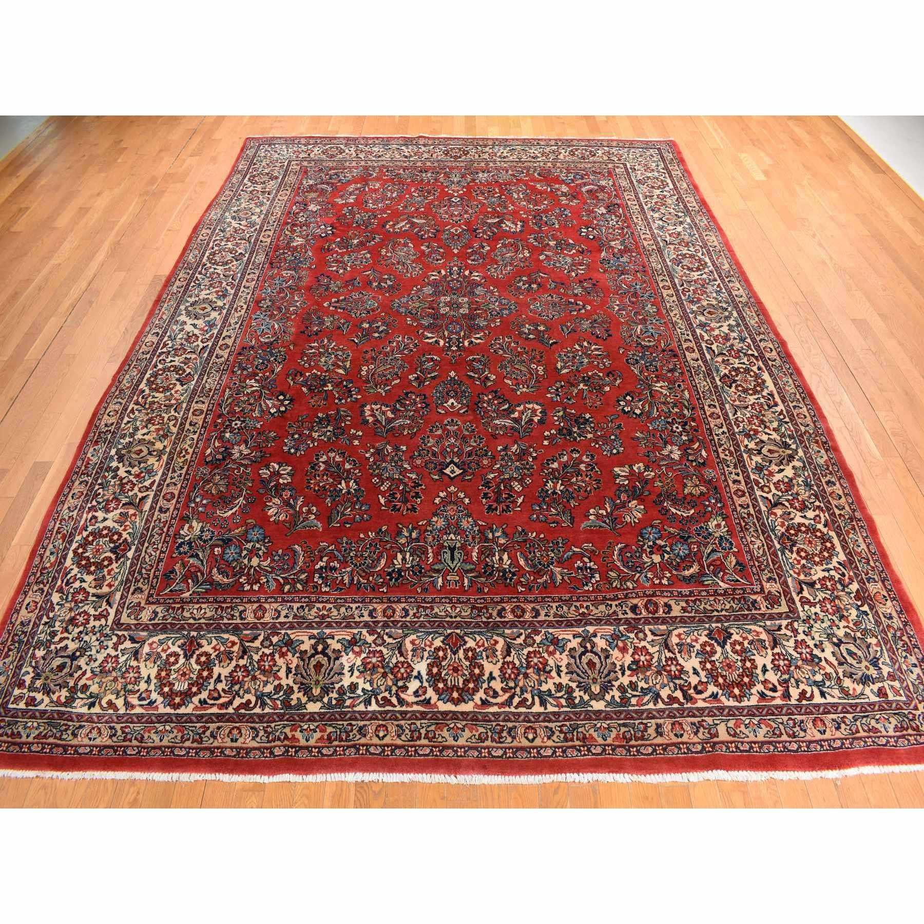 Rosso cremisi, Sarouk persiano d'epoca in condizioni perfette, vello pieno, 100% lana, annodato a mano, tappeto orientale
Materiali primari: Lana
Lattice: No
Altezza del mucchio: 0.25 pollici
Stile: Tradizionale
Colore primario: Rosso
Colori