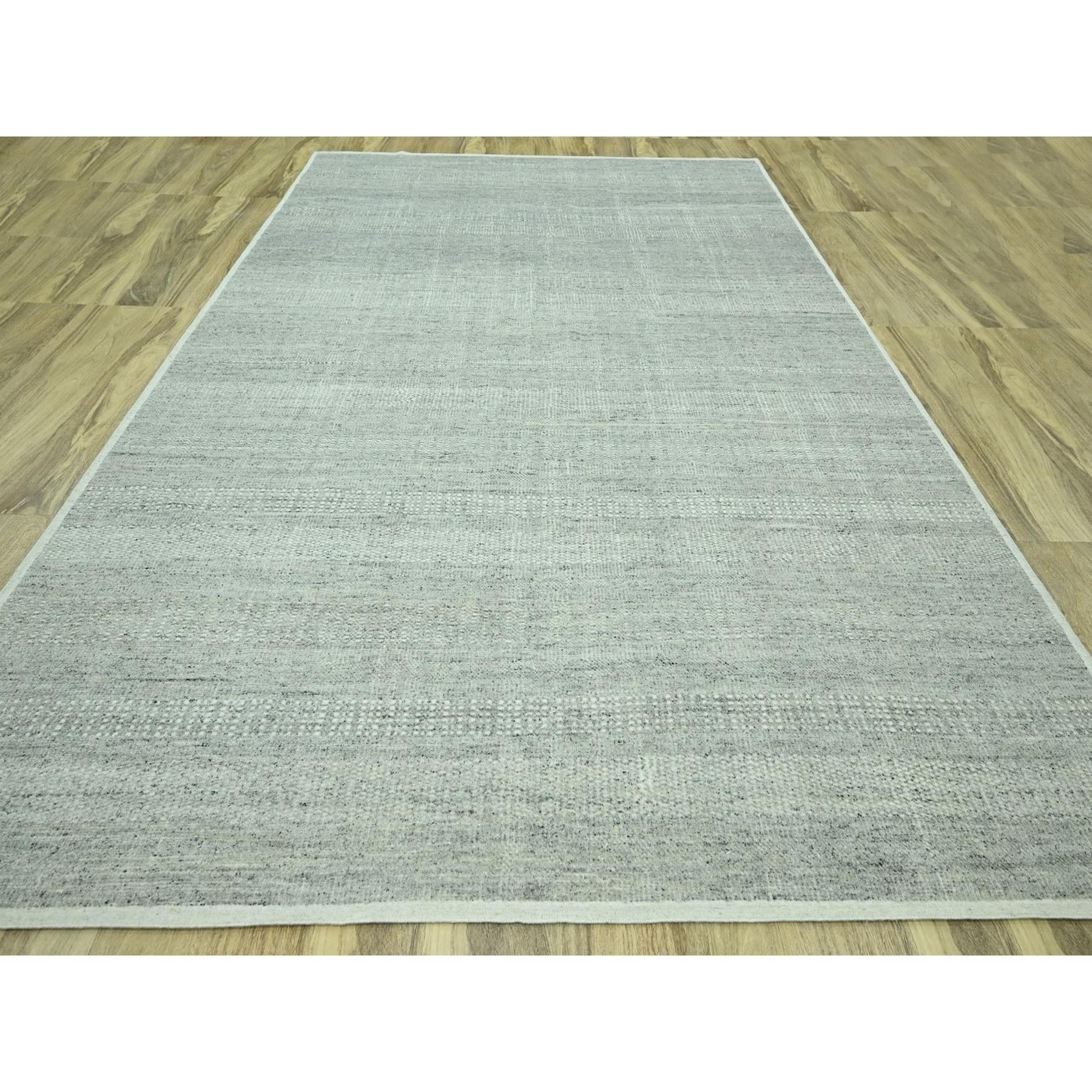 Mirage Grau, Oxidiertes und gestörtes Gras Design mit freiliegenden Kettfäden, 100% Wolle, Handgeknüpft, Orientteppich
Primäre MATERIALIEN: Wolle
Latex: Kein Flor 
Höhe: 0,25 Zoll
Stil: AM Contemporary
Grundfarbe: Grau
Sekundärfarben: Elfenbein,