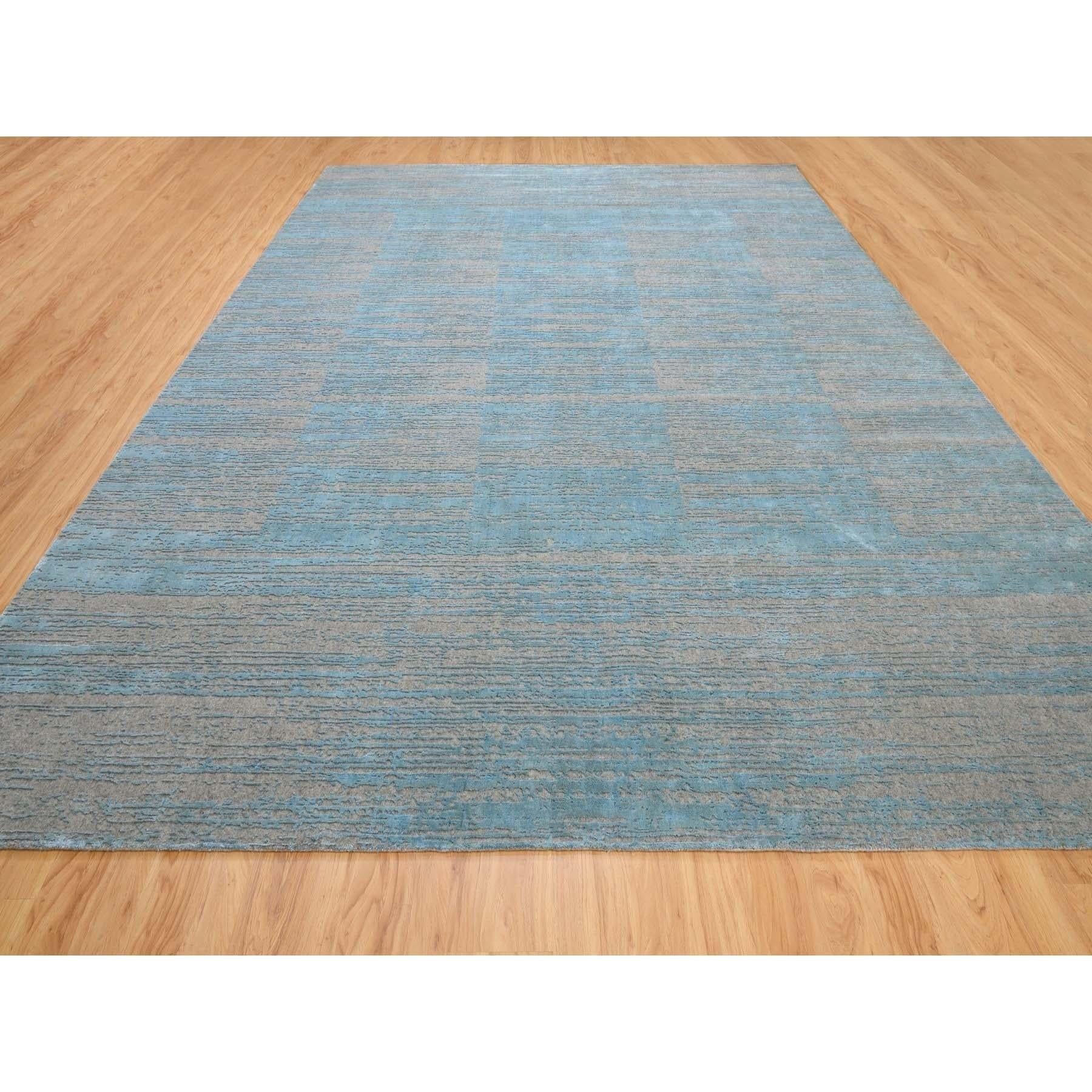Dies ist eine wirklich echte one-of-a-kind Blue Jacquard Hand Loomed Modern Organic Wool And Art Silk Oriental Rug . Es wurde monatelang in jahrhundertealten Webtechniken von erfahrenen Kunsthandwerkern gewebt.
Primäre MATERIALIEN: Wolle
Latex: Kein