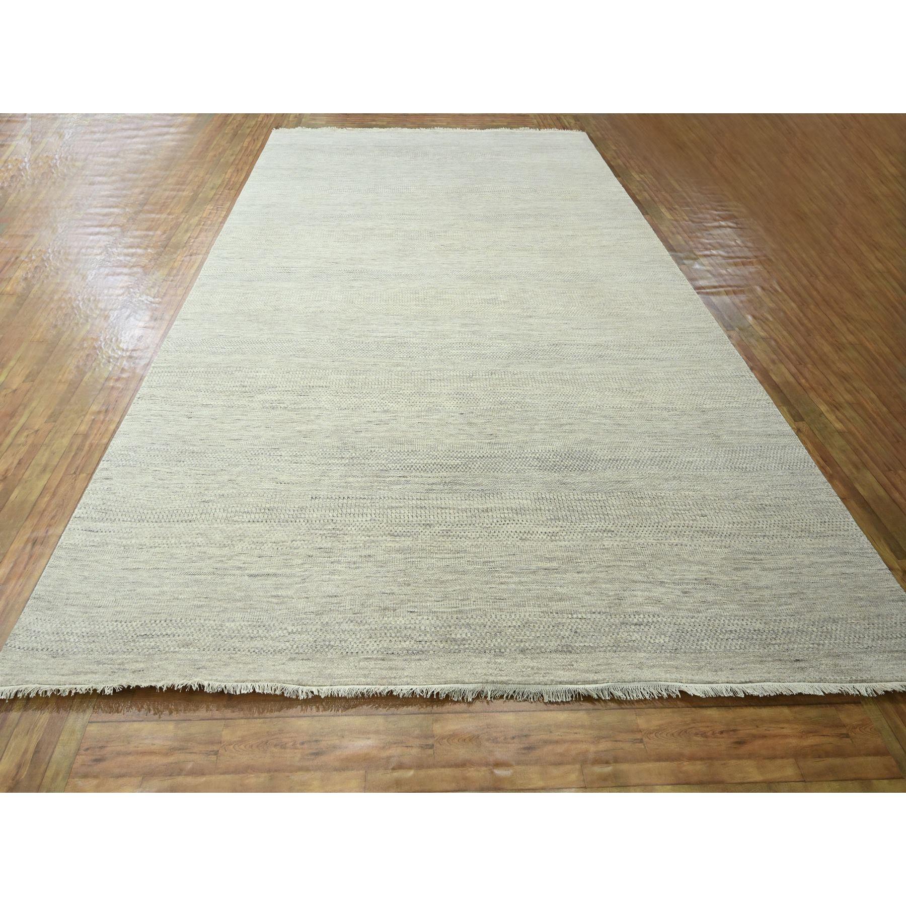 Blanc osseux, Design Modern Grass, Noué à la main, Sans bordure, Tissage plus dense, Ton sur ton, Laine et soie, Luxuriant et cossu, Tapis d'Orient
Matériaux primaires : Laine et soie
Latex : Pas de poils 
hauteur : 0,25 pouces
Style :