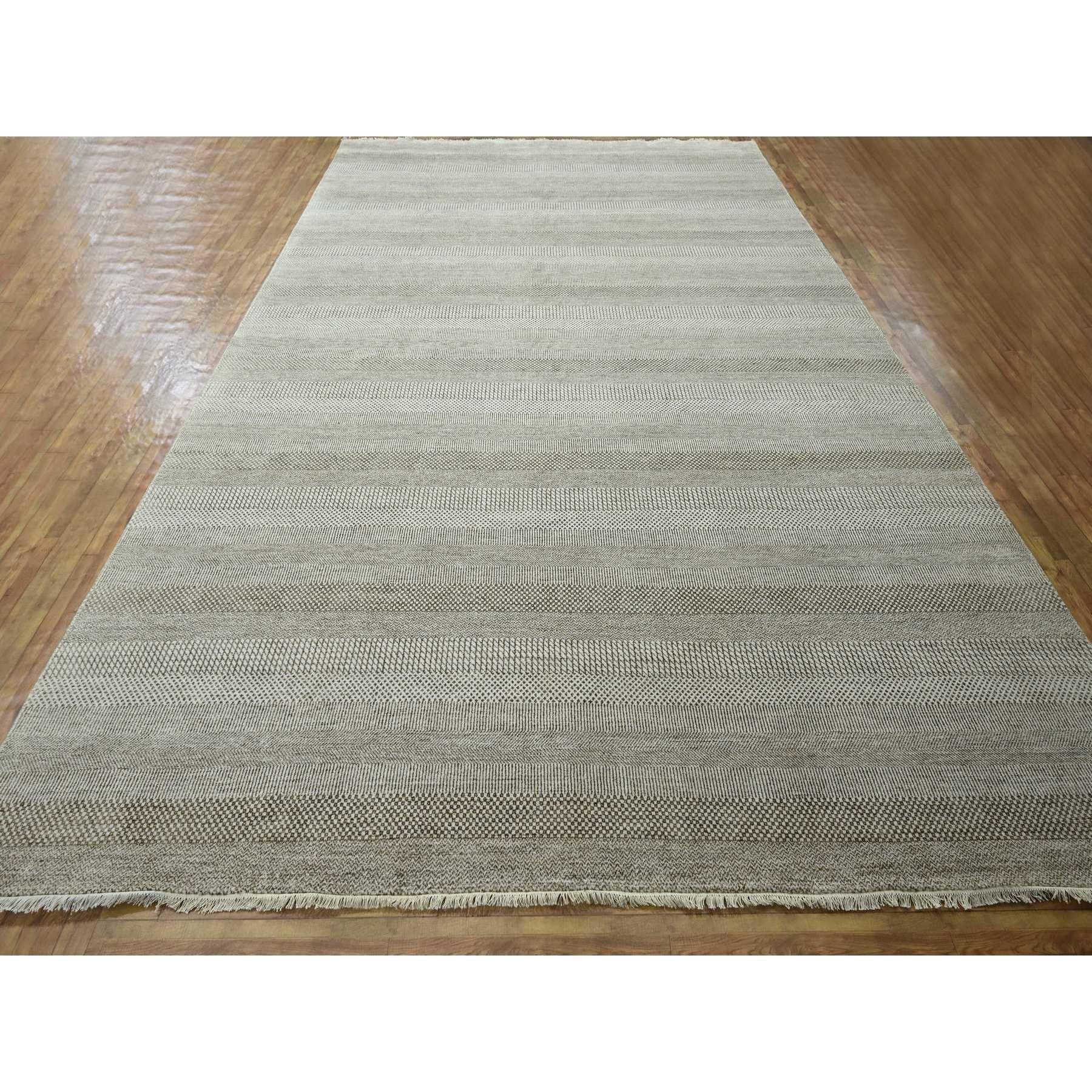 Dunkles Vanillebraun, Modernes Grasdesign, Wolle und Seide, handgeknüpft, randlos, dichtere Webart, Ton in Ton, üppig und plüschig, Orientteppich
Primäre MATERIALIEN: Wolle & Seide
Latex: Kein Flor 
Höhe: 0,25 Zoll
Stil: AM Contemporary
Grundfarbe: