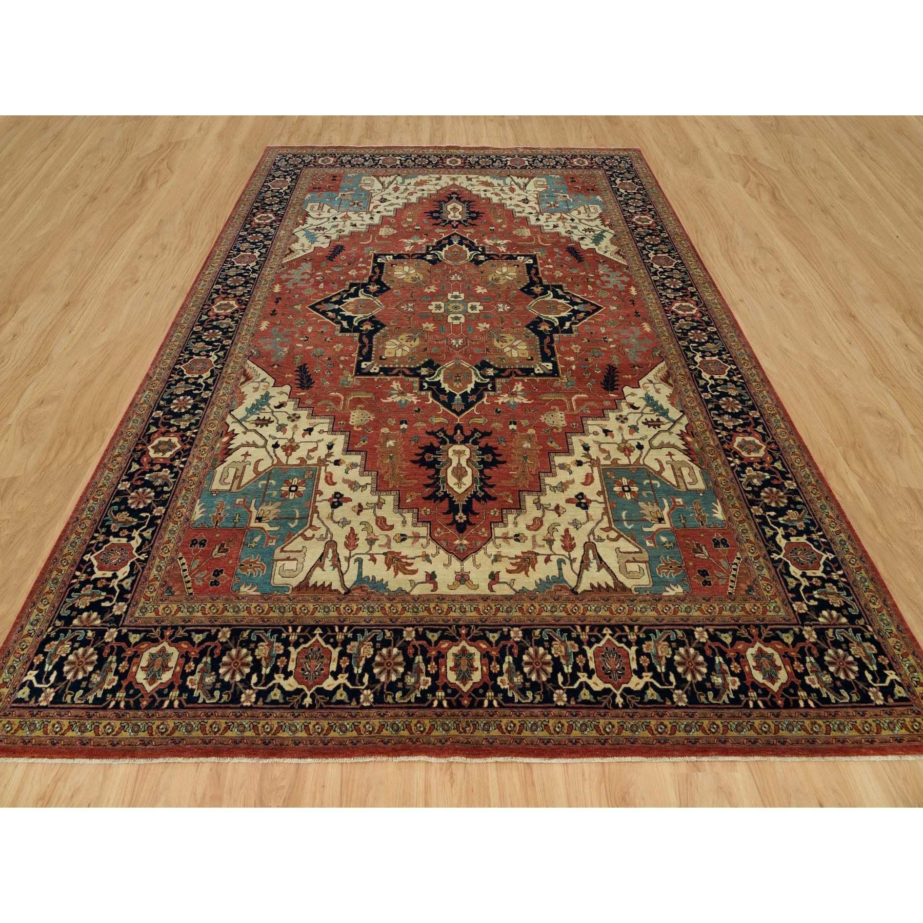 Se trata de un auténtico y único nudo hecho a mano  Antiqued Fine Heriz Re-Creation, Alfombra Oriental de Pura Lana. Ha sido anudada durante meses y meses con técnicas artesanales de tejido centenarias por expertos artesanos.
Materiales primarios: