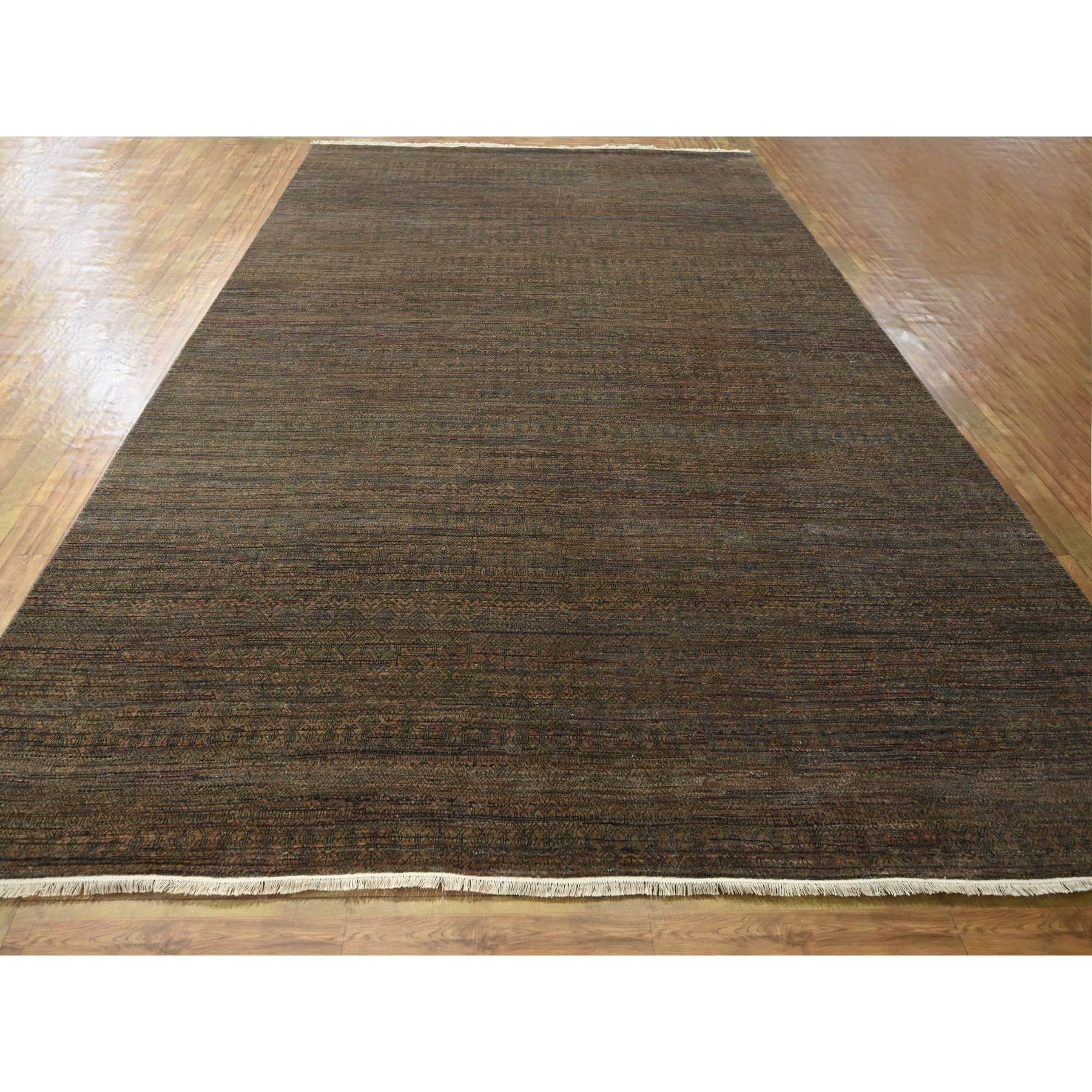 Marrone cannella, Design Modern Grass, Annodato a mano, Senza bordi, Trama più fitta, Tono su tono, Lana e seta, Lussureggiante e soffice, Tappeto orientale
Materiali primari: Lana e seta
Lattice: No Pile 
altezza: 0,25 pollici
Stile: