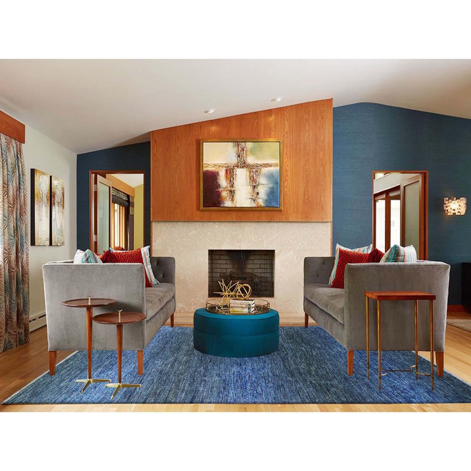 Si tratta di un autentico esemplare unico di Denim Blue, della moderna collezione Chiaroscuro, un tappeto orientale in pura lana annodato a mano, spesso e soffice. È stato annodato per mesi e mesi con tecniche di tessitura secolari da esperti