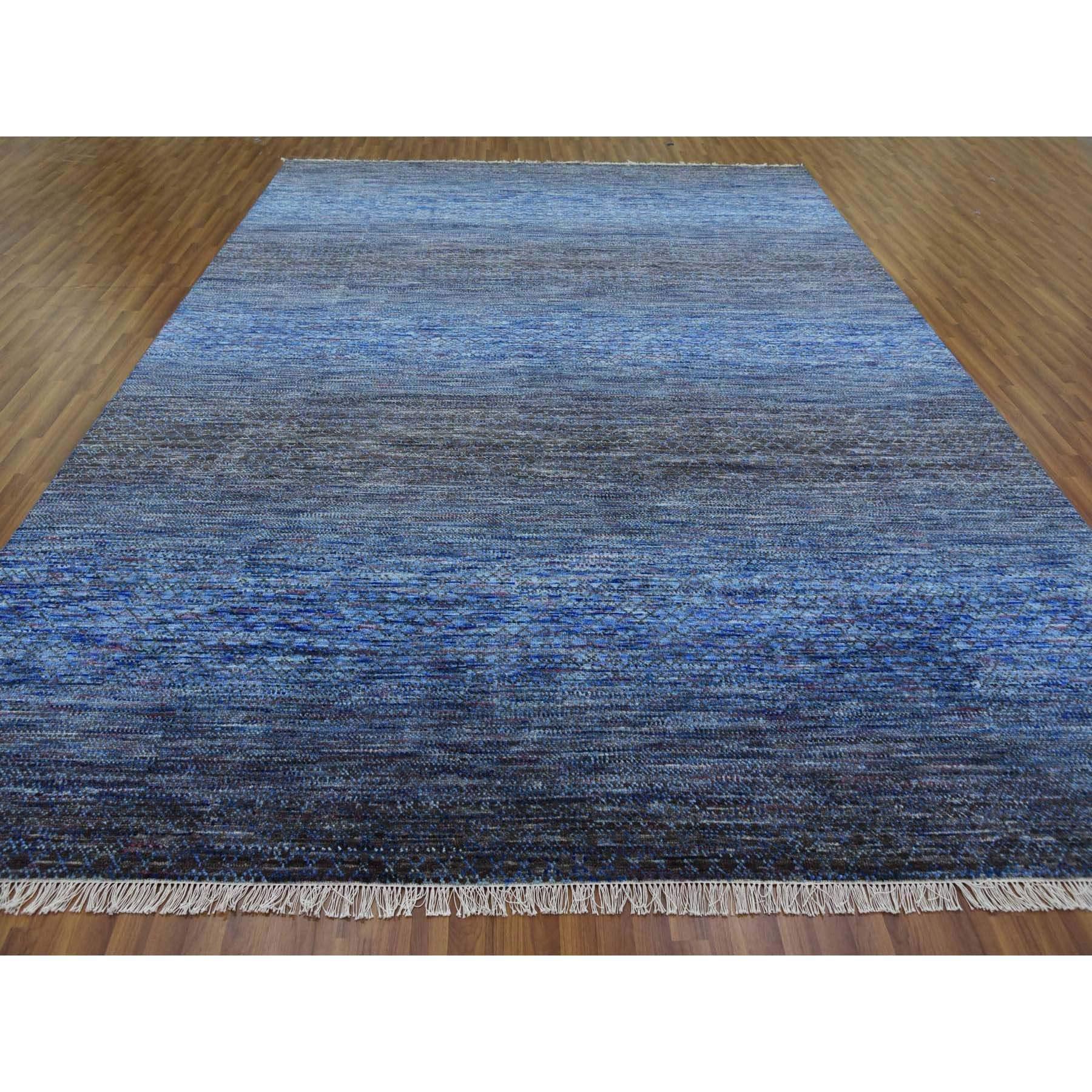 Moderno 10'x14' Denim Blue Modern Chiaroscuro Collection Tappeto in pura lana annodato a mano in vendita