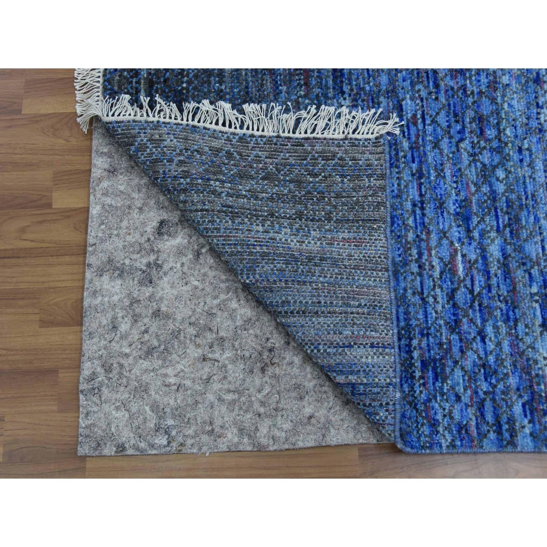 Annodato a mano 10'x14' Denim Blue Modern Chiaroscuro Collection Tappeto in pura lana annodato a mano in vendita