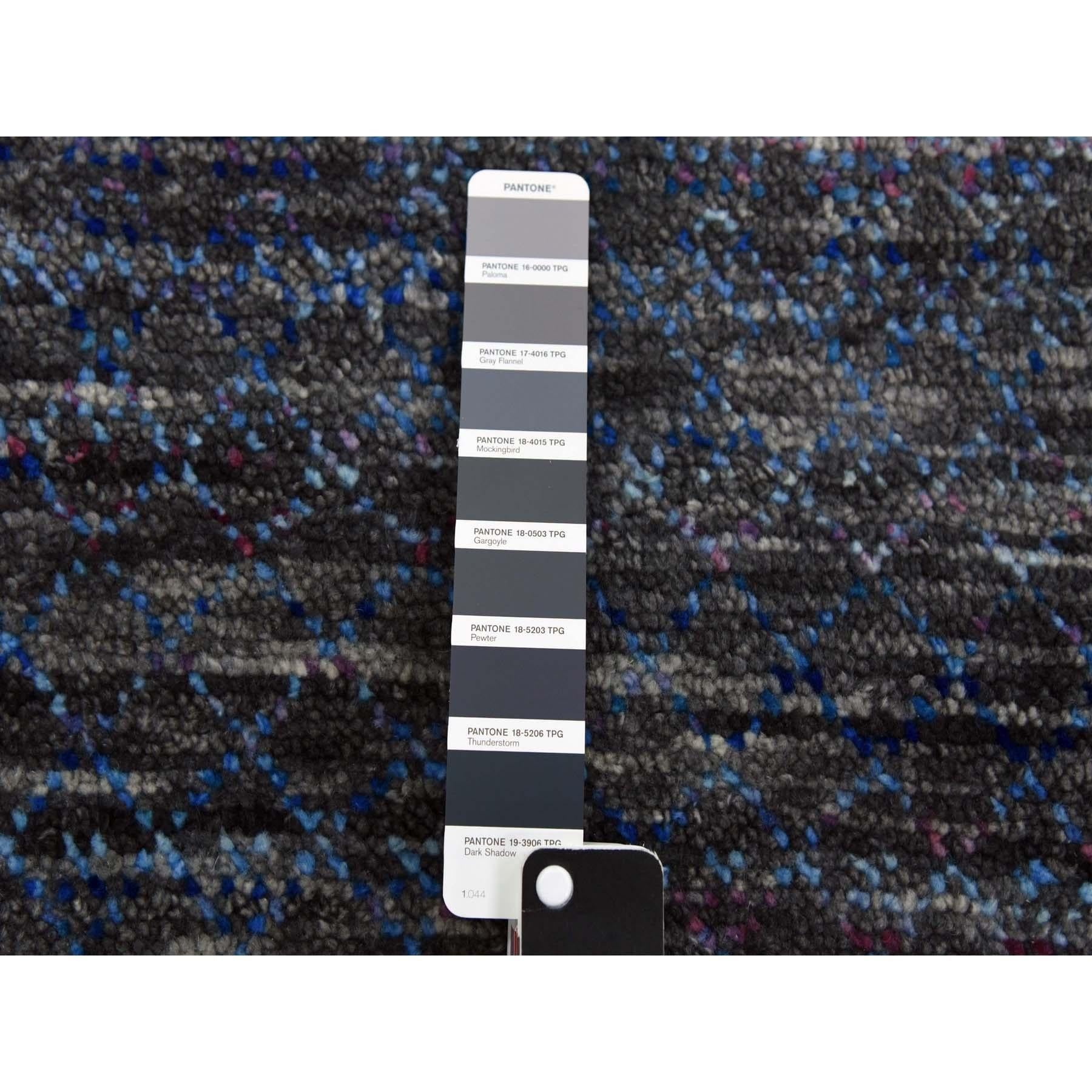 Lana 10'x14' Denim Blue Modern Chiaroscuro Collection Tappeto in pura lana annodato a mano in vendita